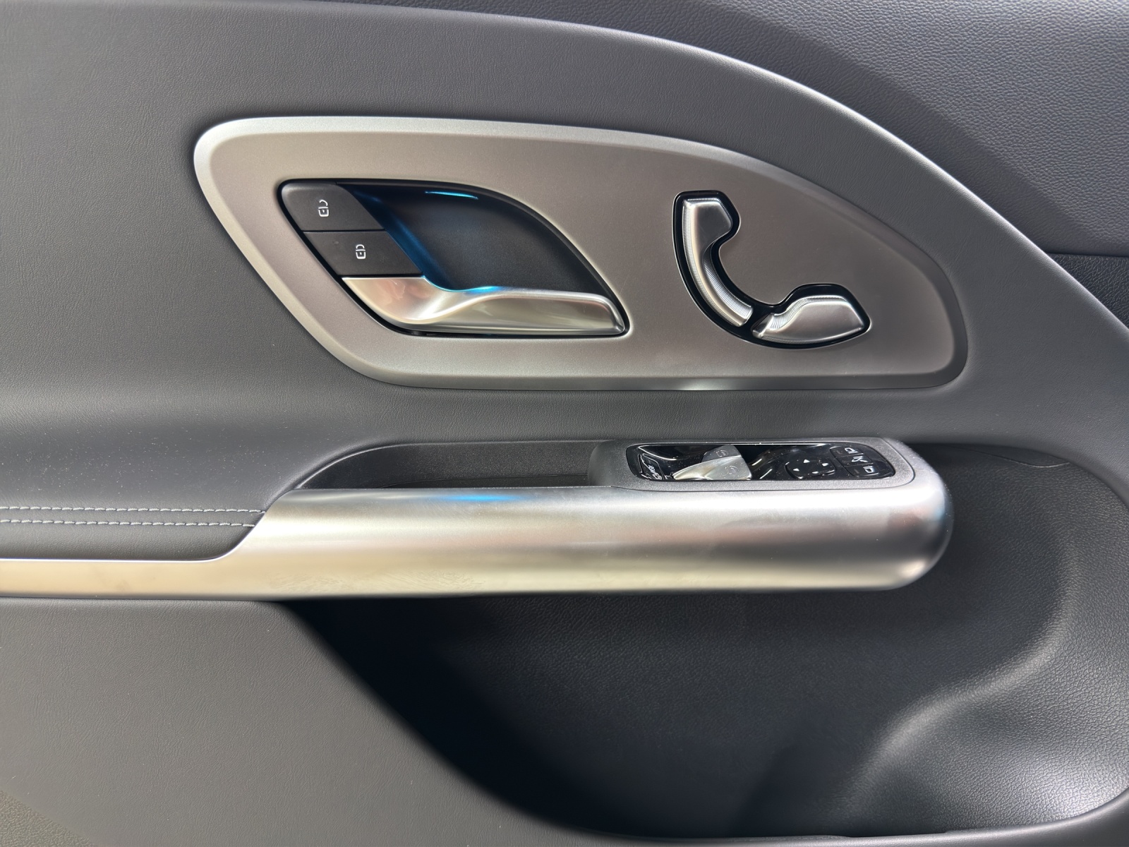 MERCEDES-BENZ GLB 220 4Matic 8G-Tronic-image-12