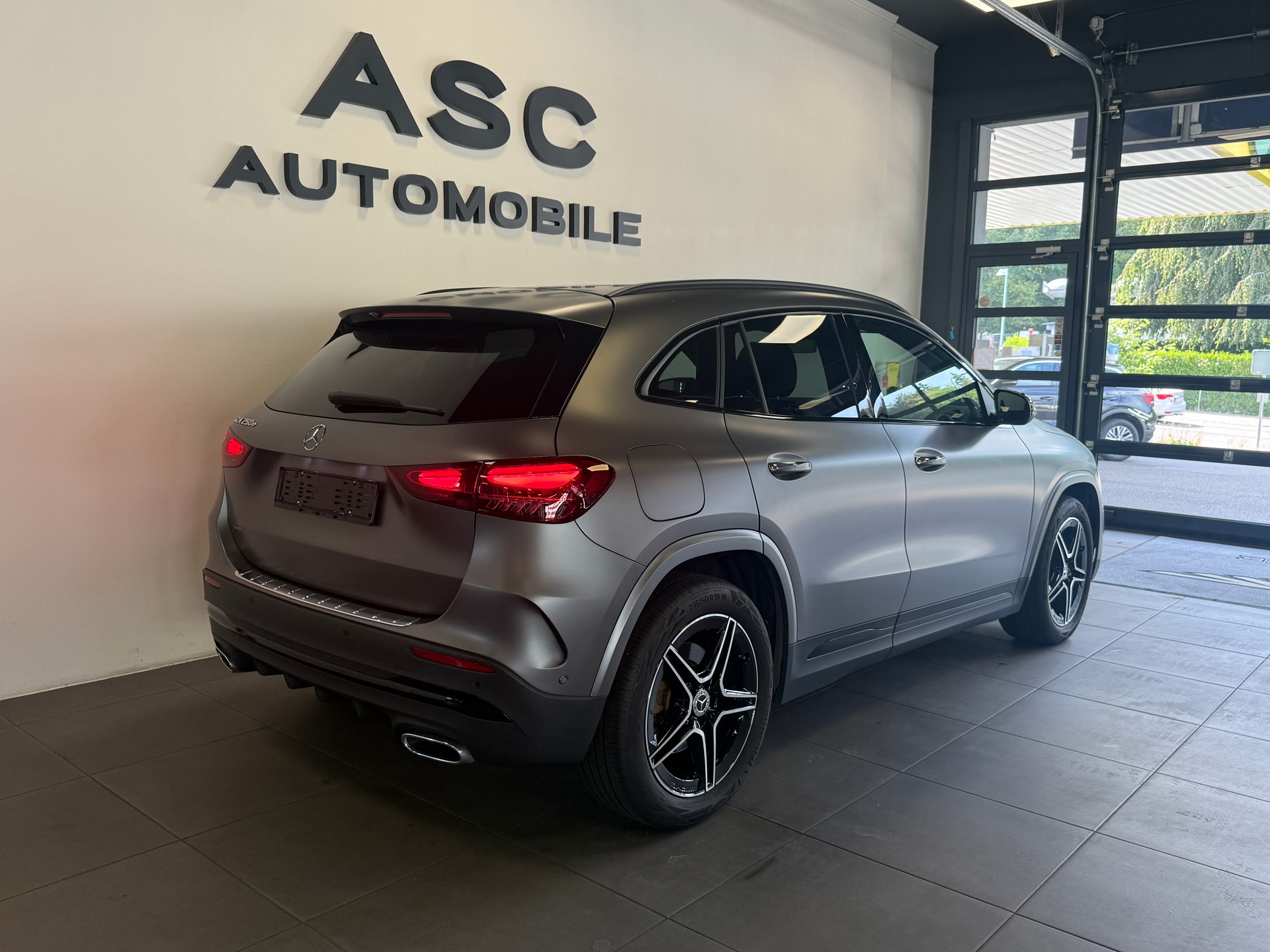 MERCEDES-BENZ GLA 250 e 8G-DCT-image-3