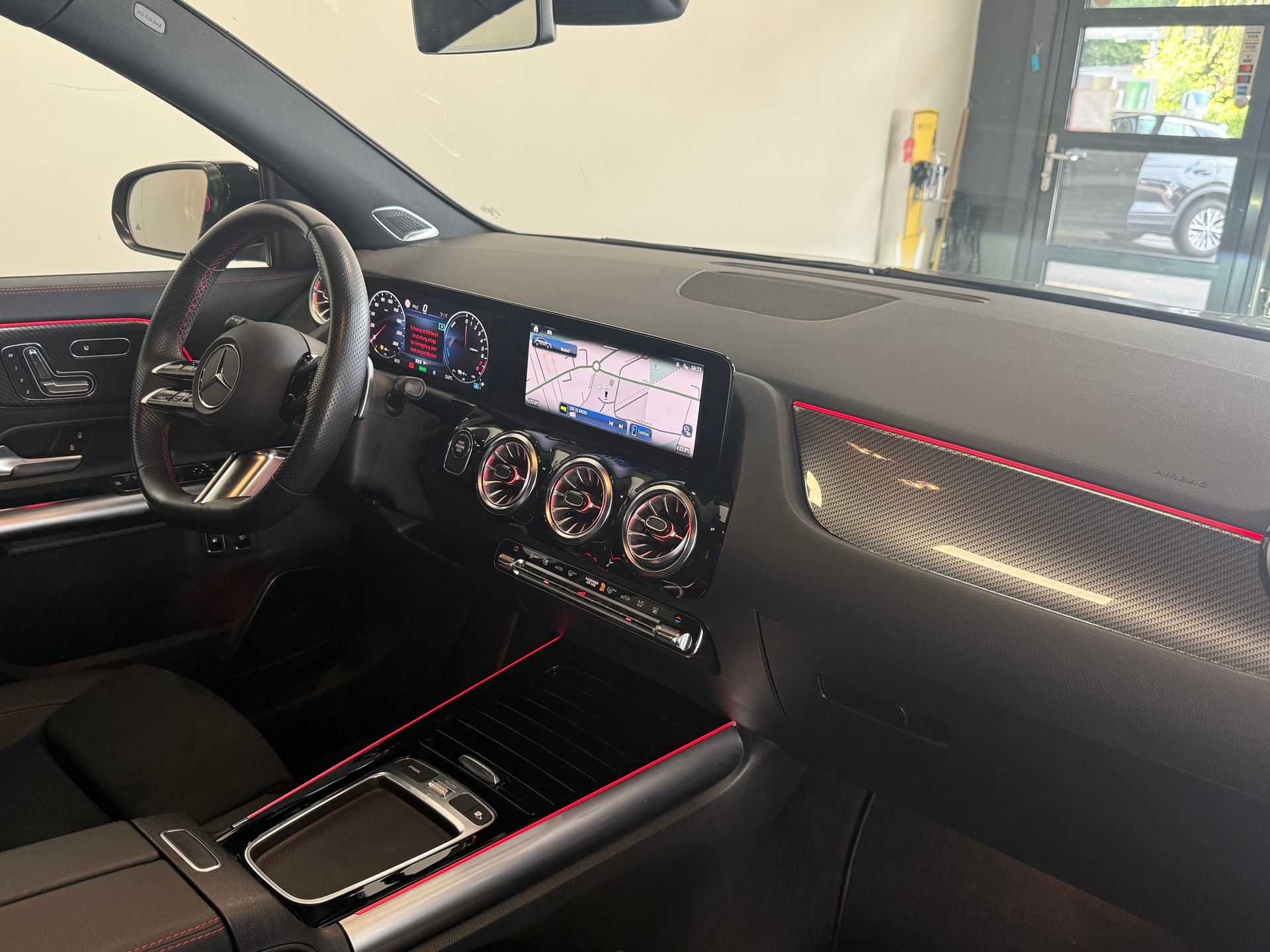 MERCEDES-BENZ GLA 250 e 8G-DCT-image-13