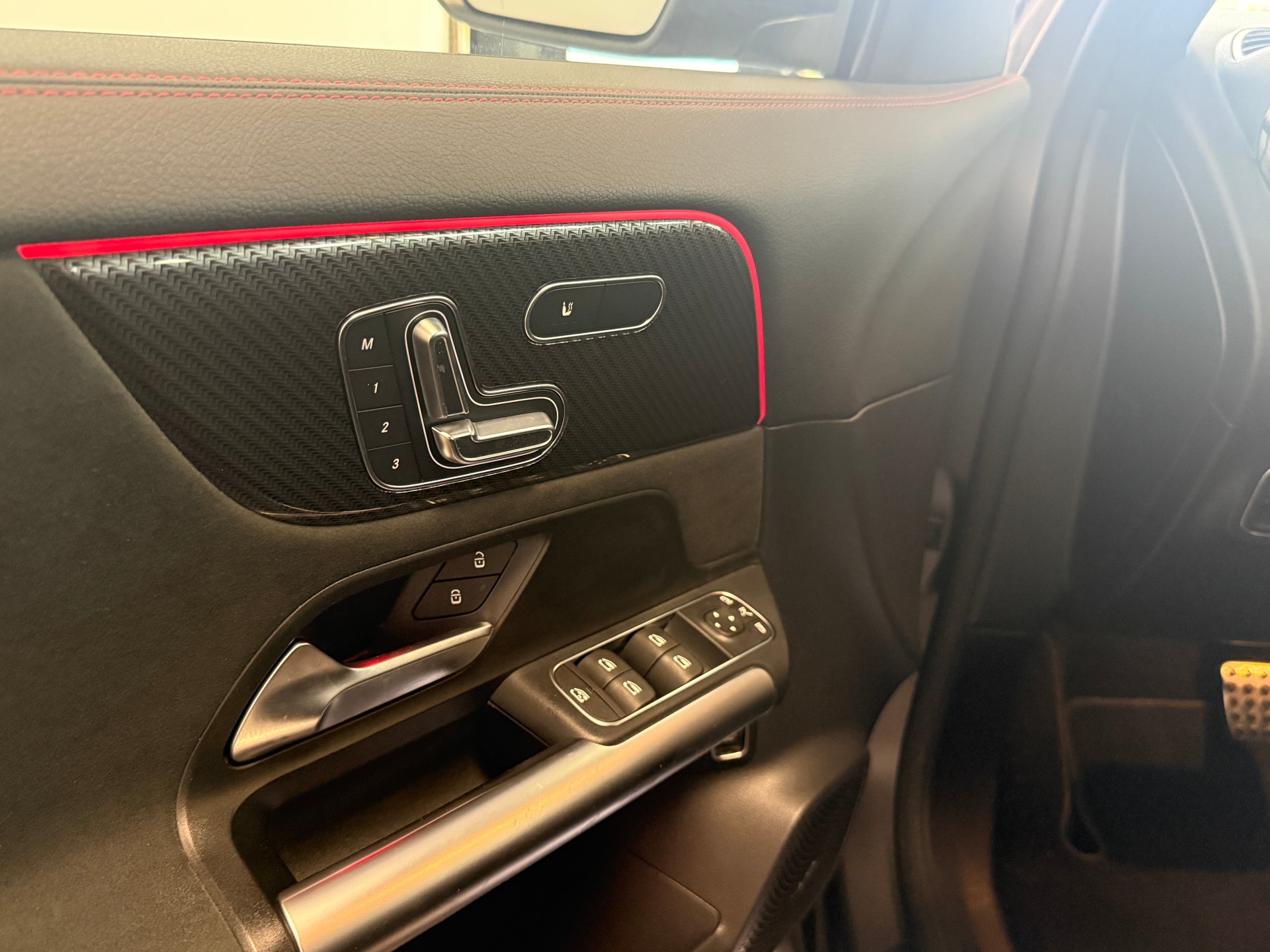 MERCEDES-BENZ GLA 250 e 8G-DCT-image-14