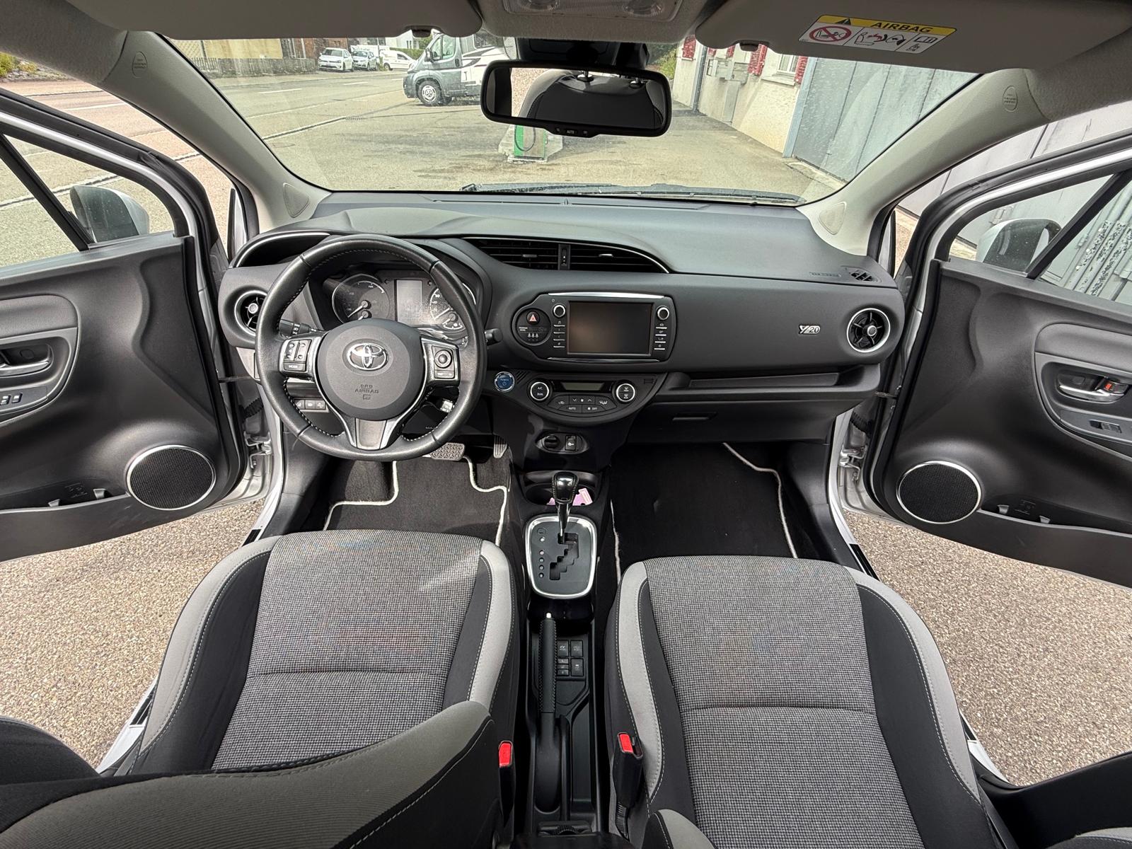 TOYOTA Yaris 1.5 VVT-i Hybrid Premium e-CVT-image-10
