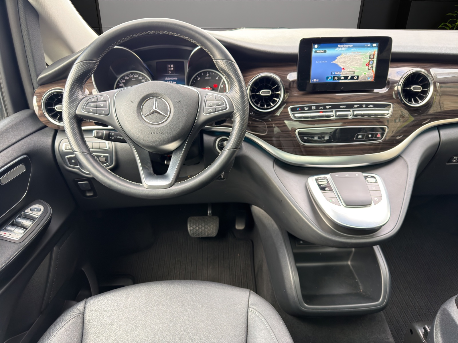 MERCEDES-BENZ V 220 d Exclusive lang 4Matic 9G-Tronic-image-11