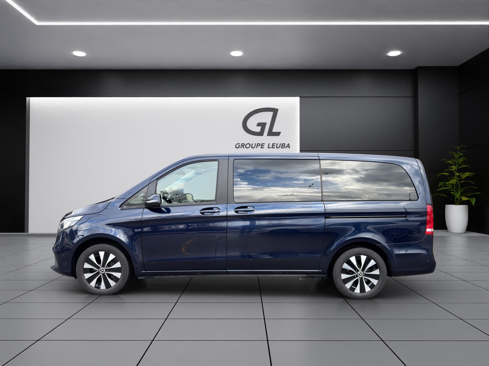 MERCEDES-BENZ V 220 d Exclusive lang 4Matic 9G-Tronic-showroom-element-2