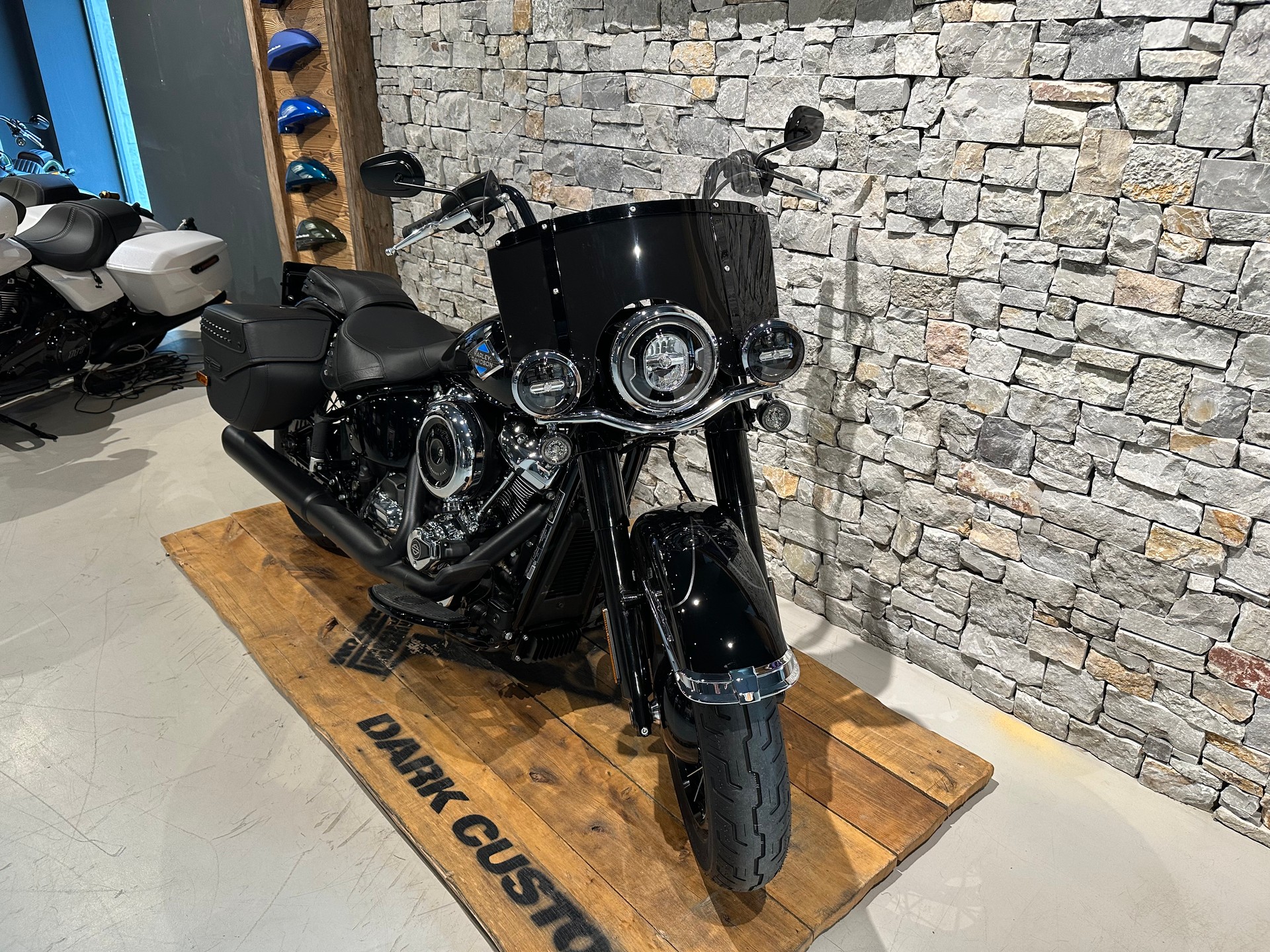 HARLEY-DAVIDSON FLHC Heritage Classic 117ci-showroom-element-1