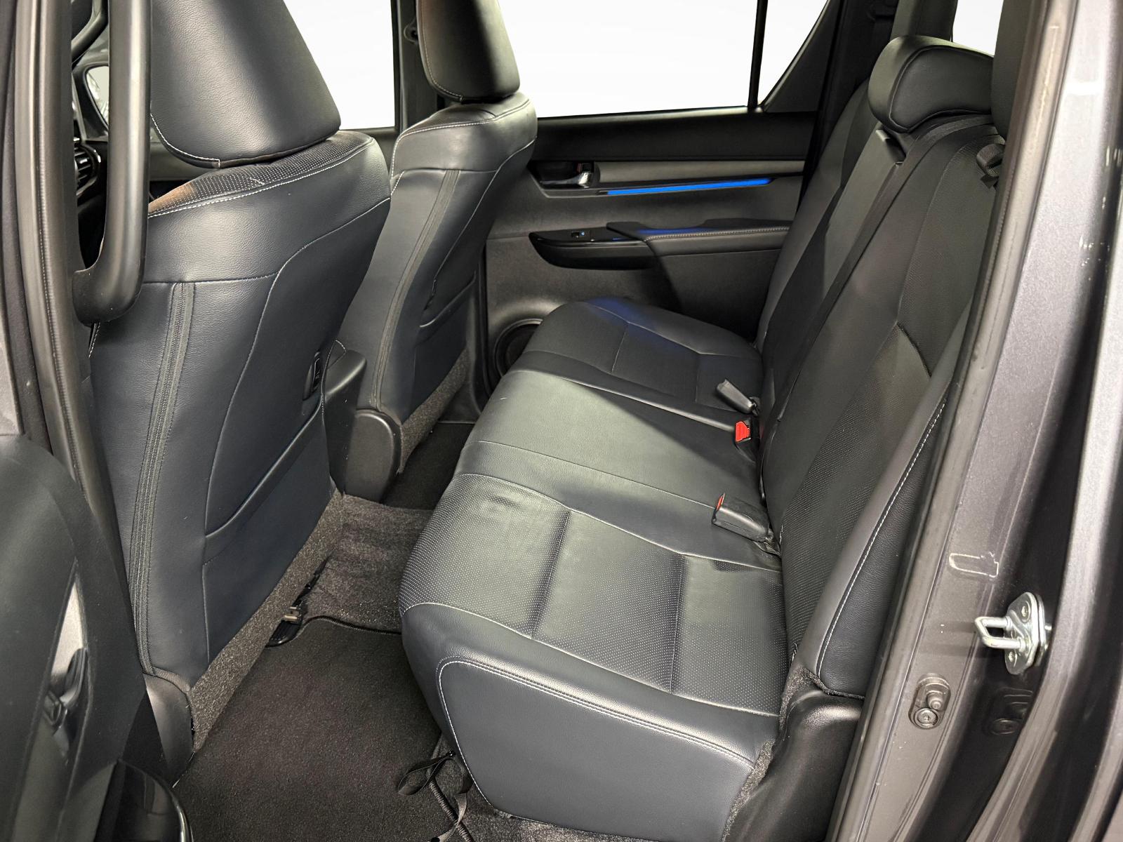 TOYOTA Hilux Double Cab.-Pick-up 2.8 D-4D 204 Invincible-image-10