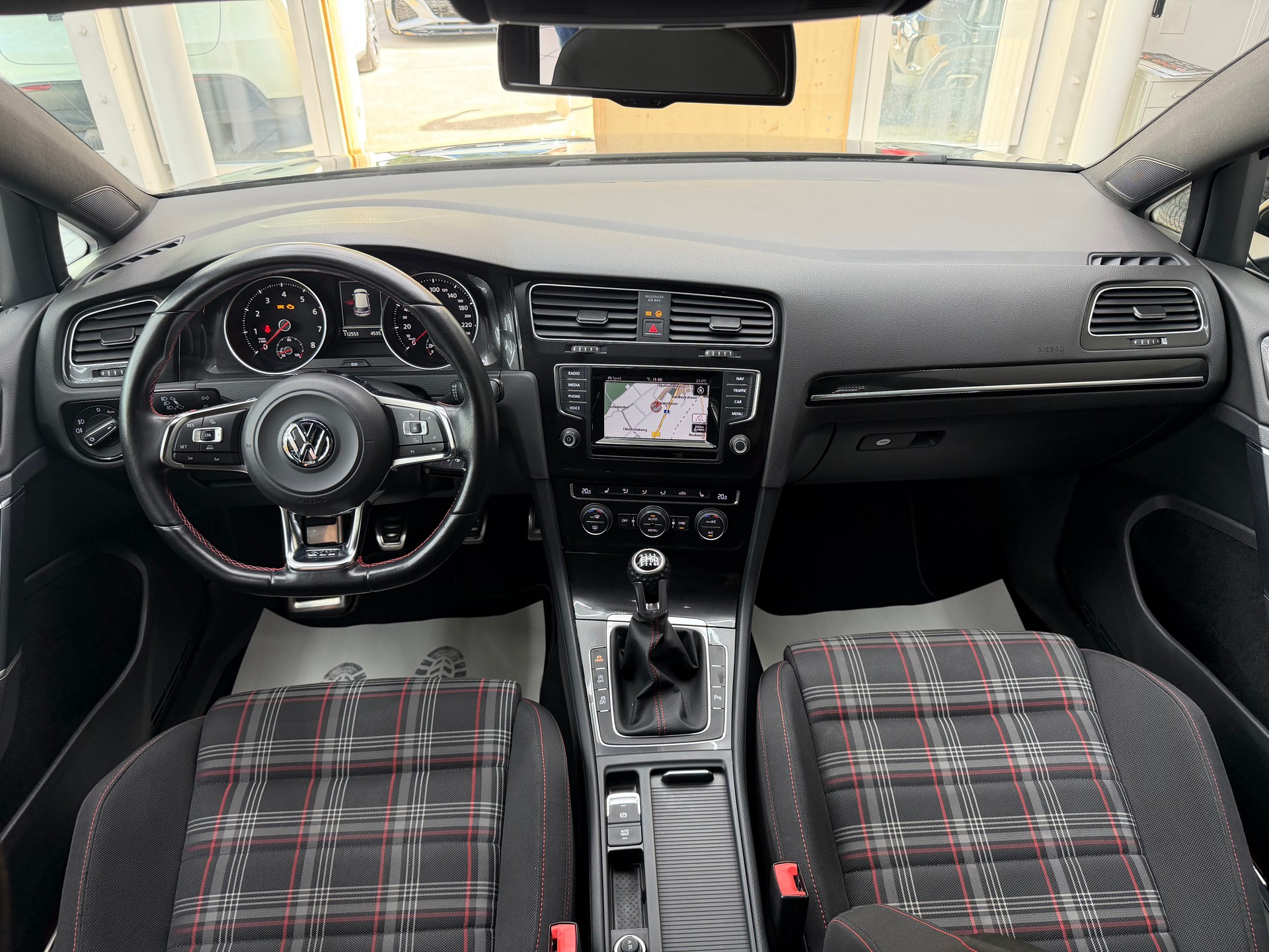 VW Golf VII 2.0 TSI GTI-image-10