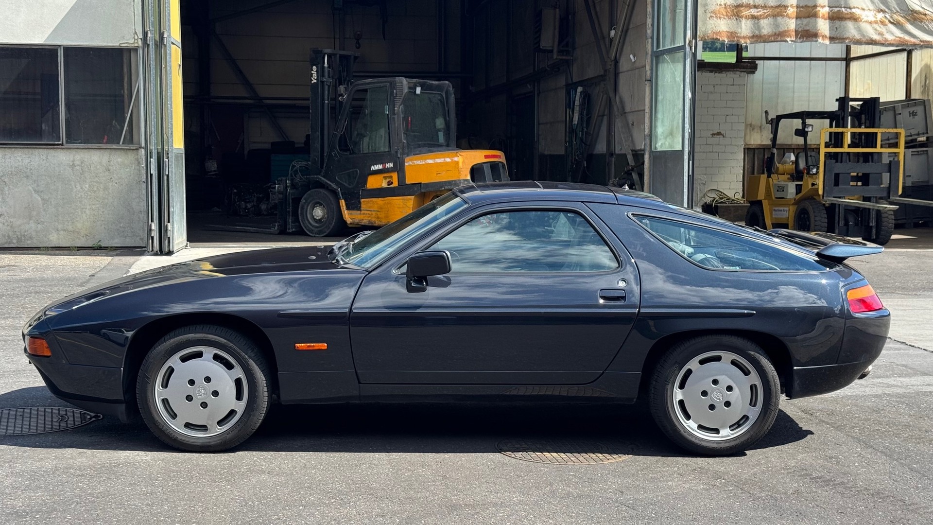 PORSCHE 928 S4-image-1