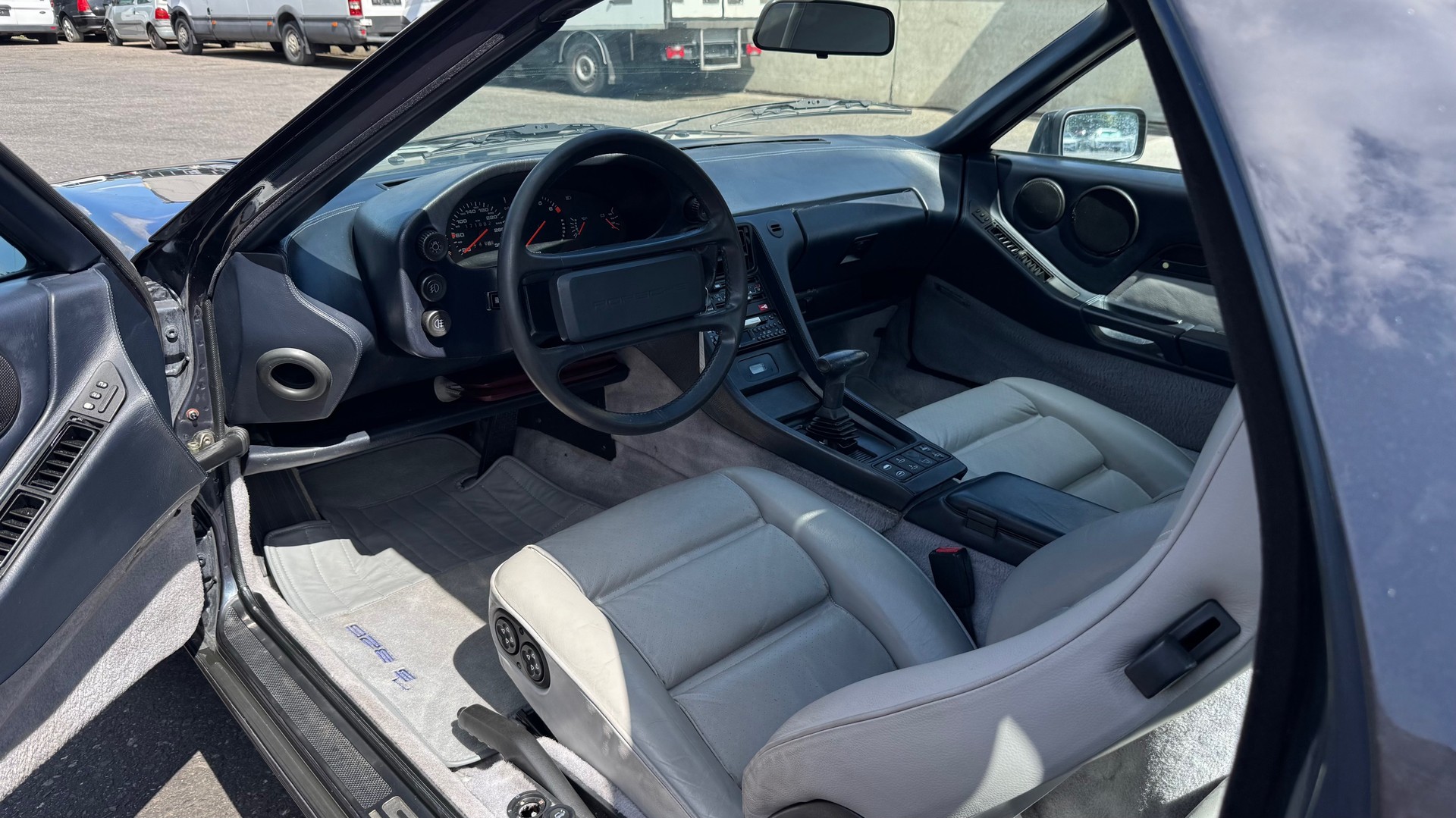 PORSCHE 928 S4-image-10