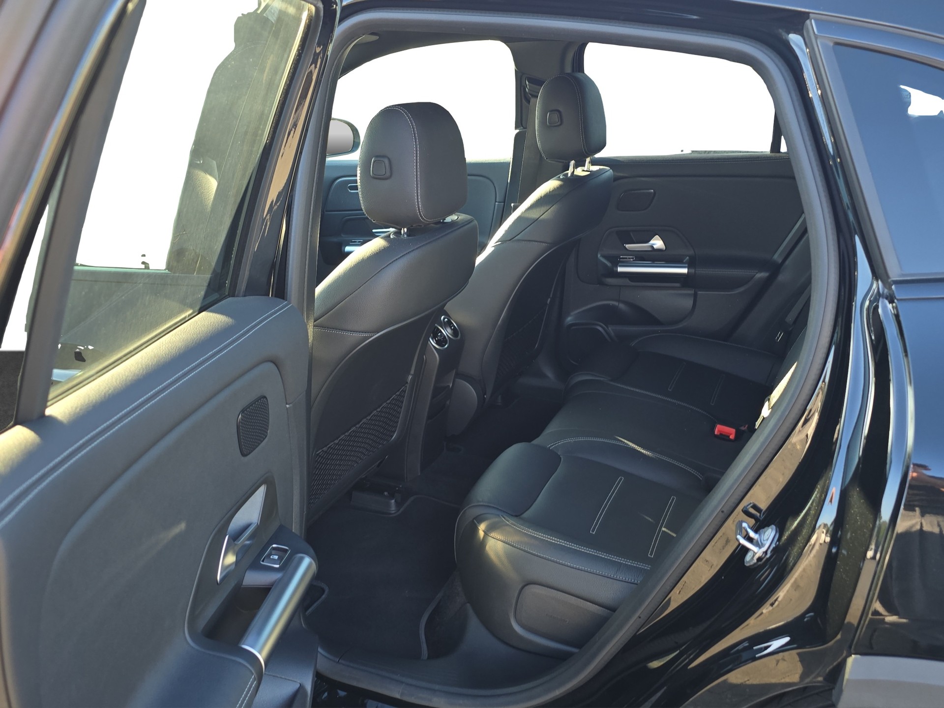 MERCEDES-BENZ EQA 300 AMG Line 4Matic-image-8