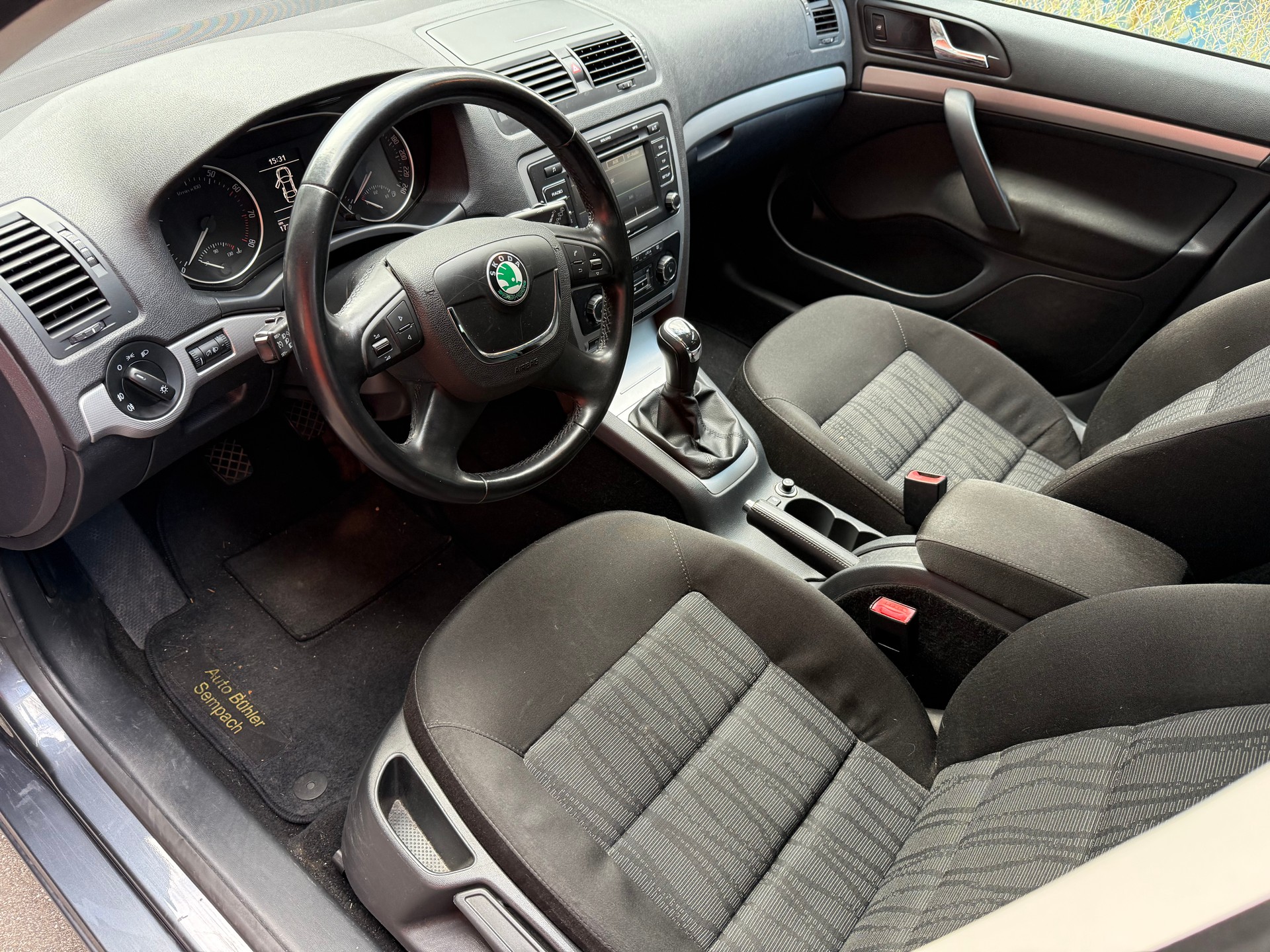 SKODA Octavia Combi 1.4 TSI Ambiente-image-7