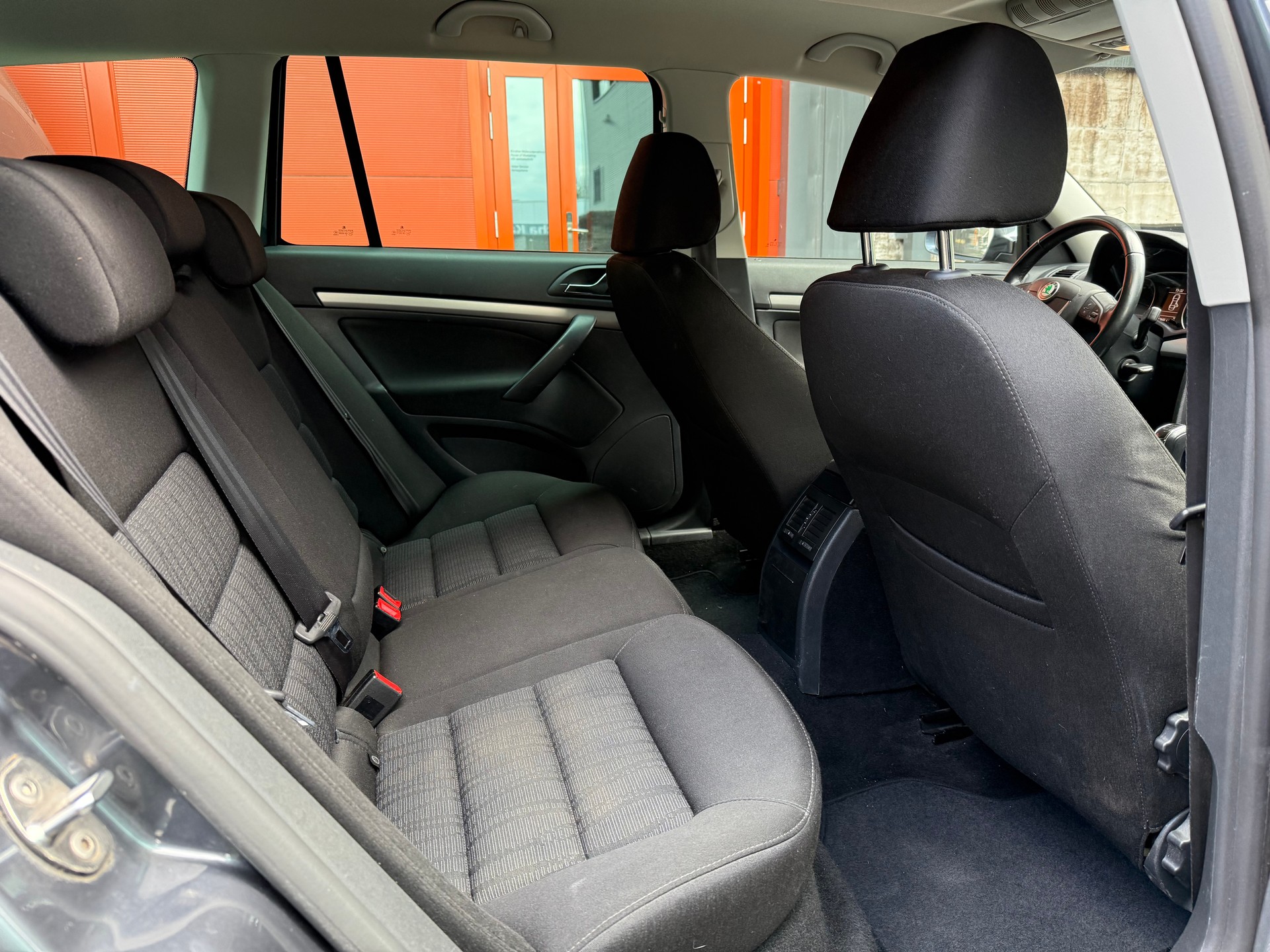 SKODA Octavia Combi 1.4 TSI Ambiente-image-11