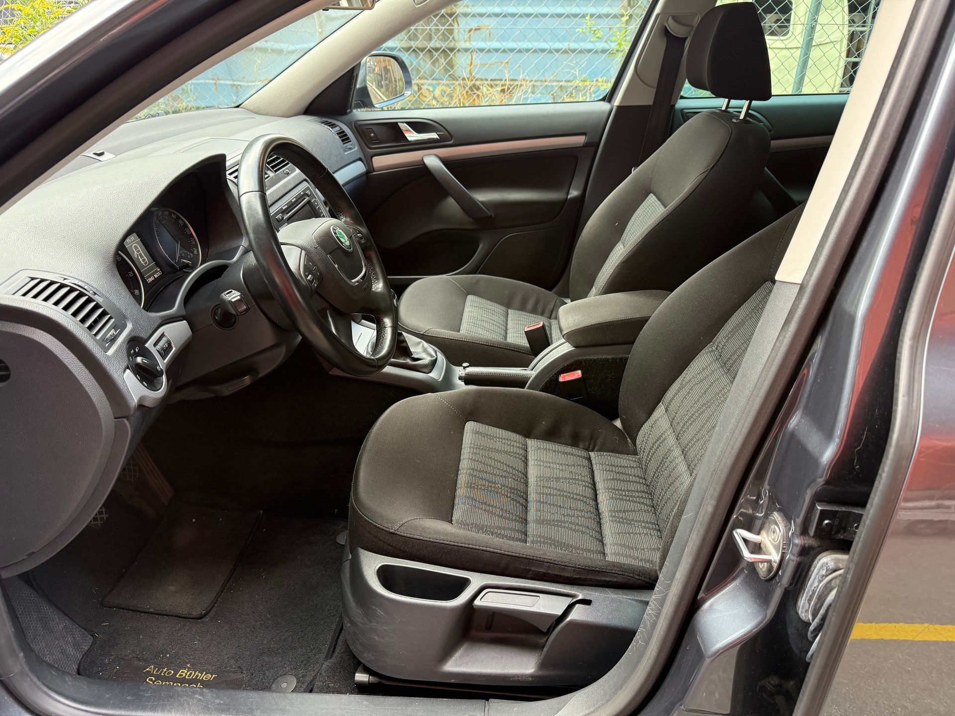 SKODA Octavia Combi 1.4 TSI Ambiente-image-6