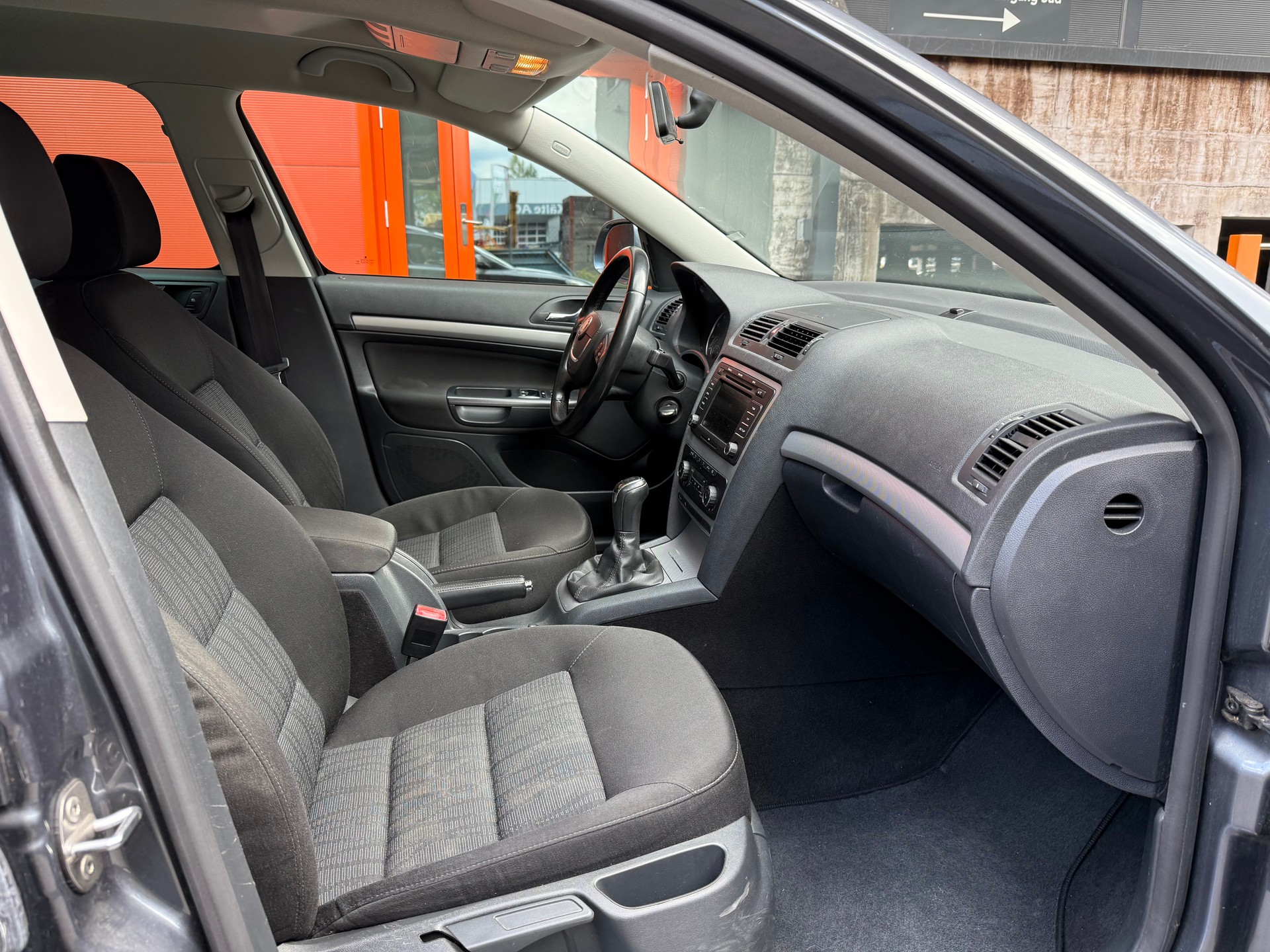 SKODA Octavia Combi 1.4 TSI Ambiente-image-13