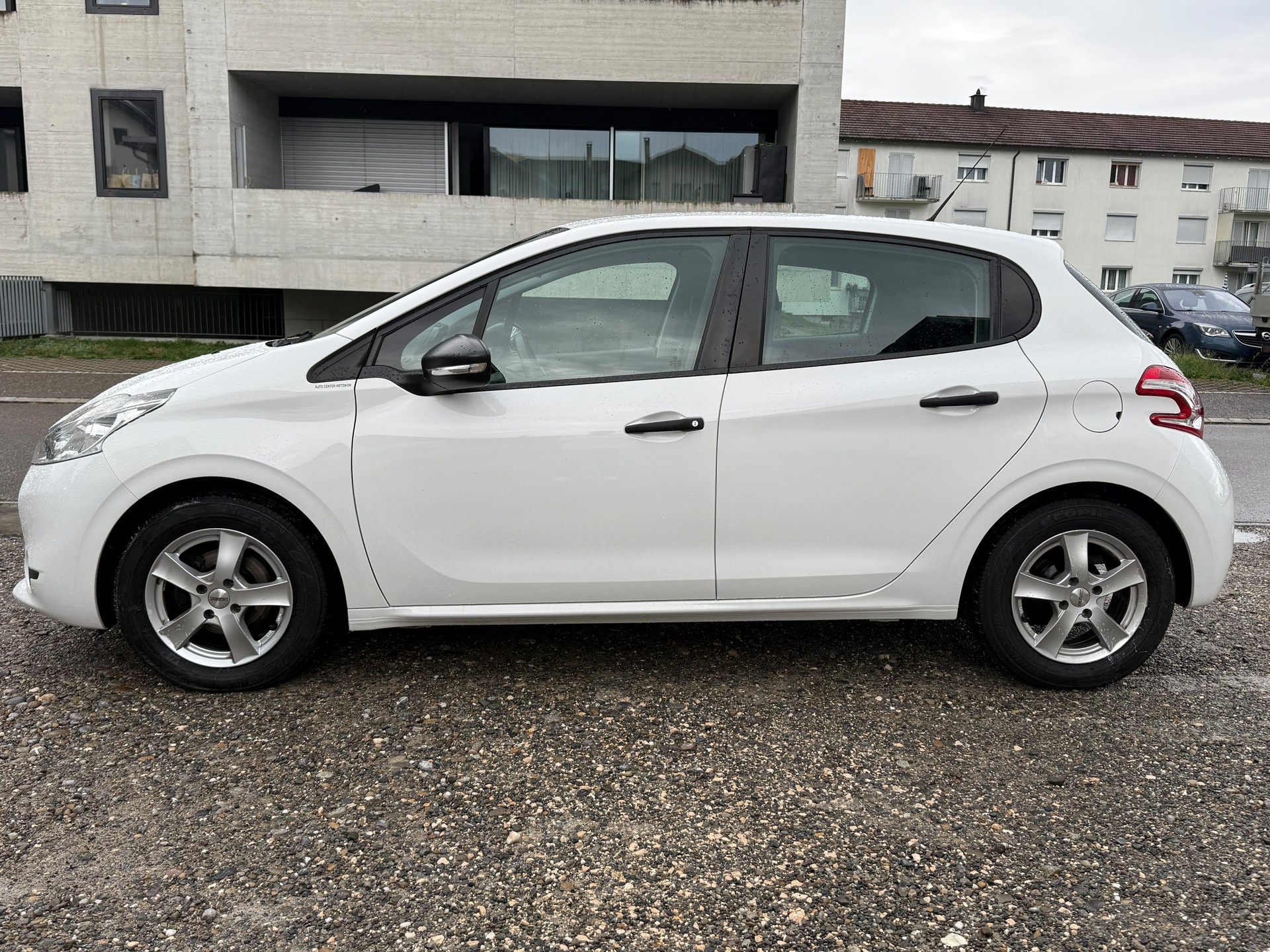 PEUGEOT 208 1.2 VTI Active-image-5