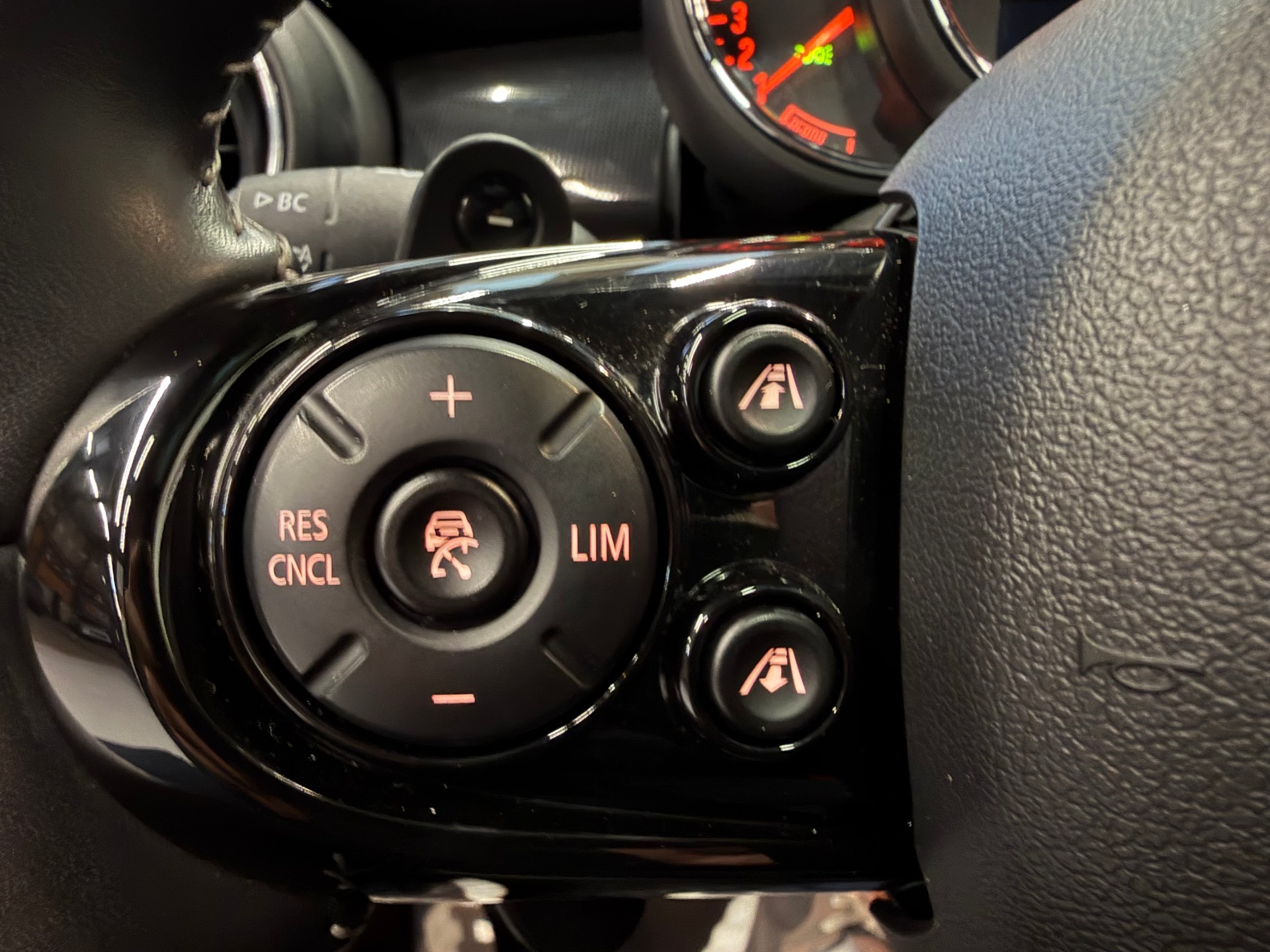 MINI Cooper S Steptronic DKG frisch ab Service & MFK-image-18