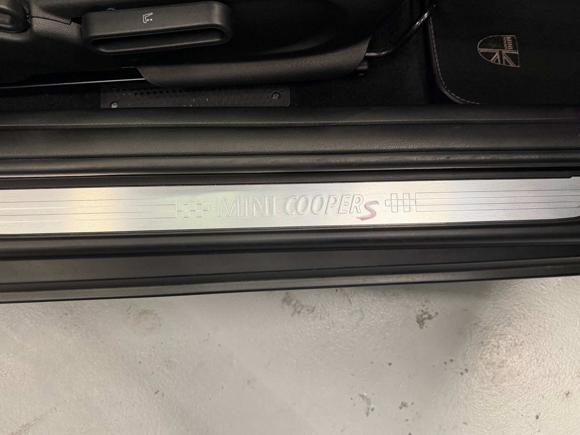 MINI Cooper S Steptronic DKG frisch ab Service & MFK-image-11