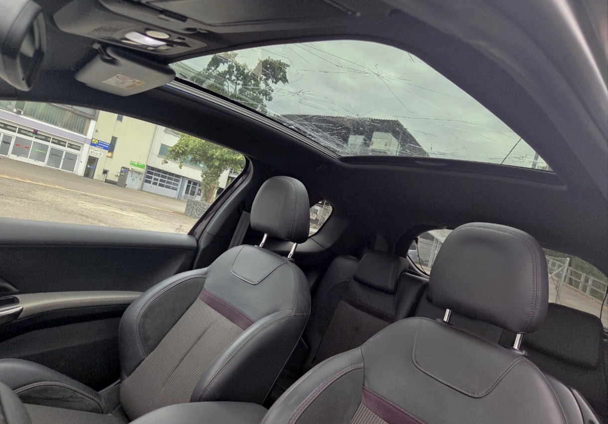 PEUGEOT 208 1.6 e-HDI XY-image-12