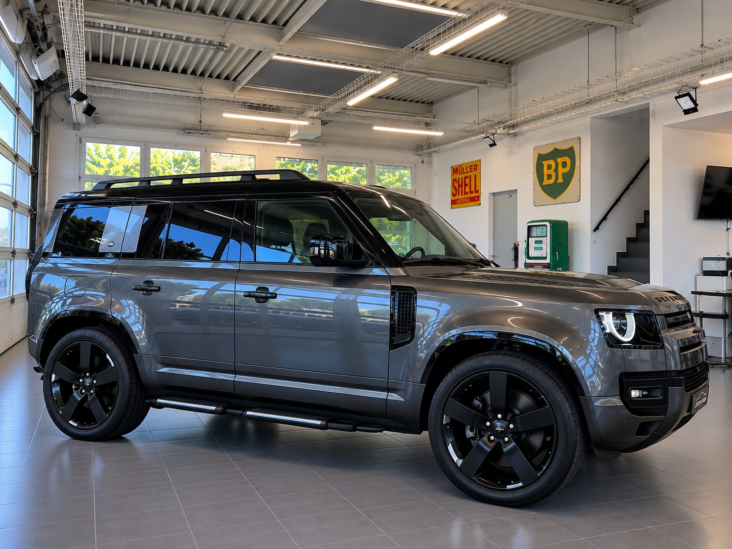 LAND ROVER Defender 110 425 V8 5.0 X AT8 4X4 426PS + Werksgarantie 03.2031-image-1