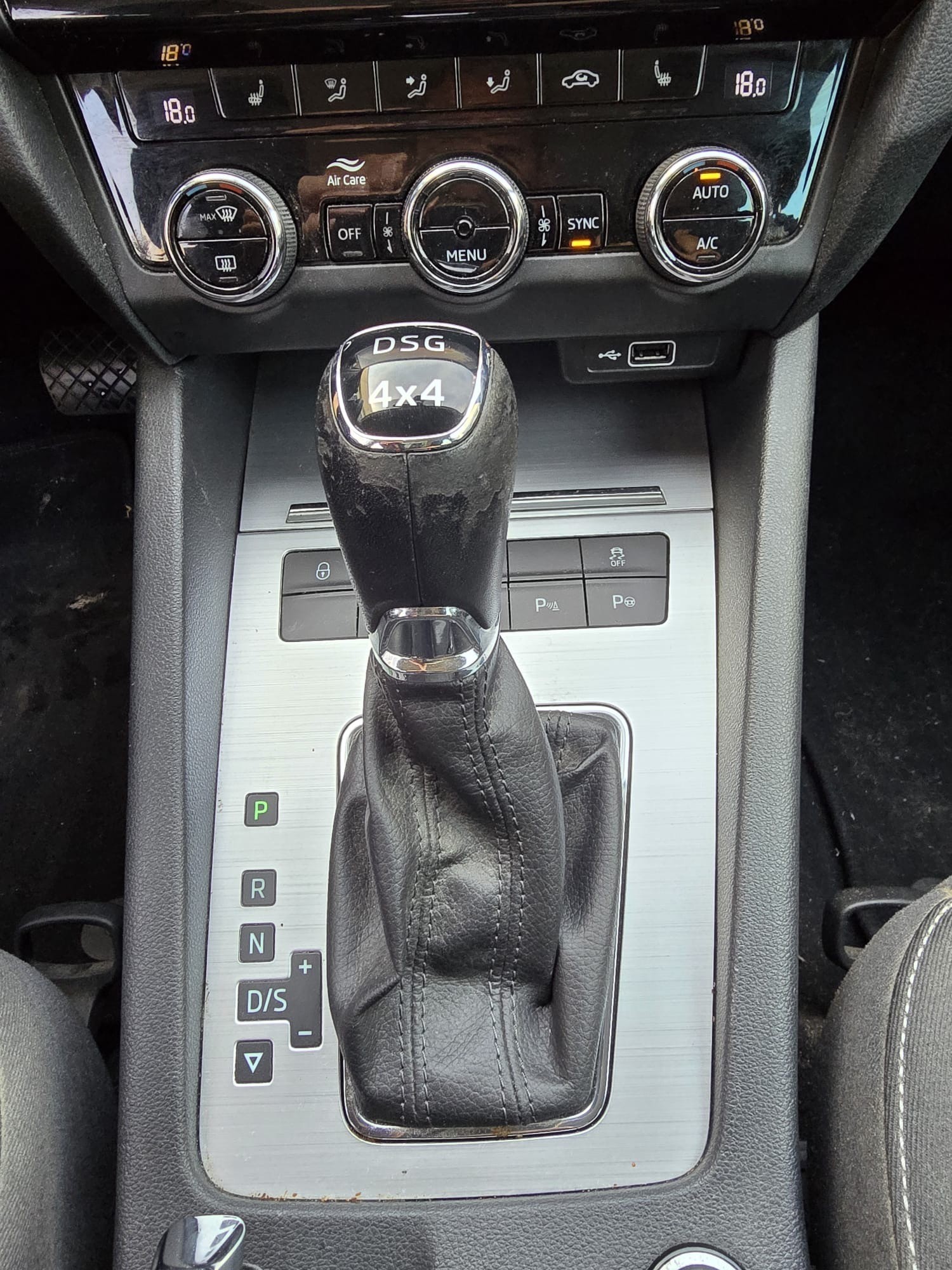 SKODA Octavia Combi 2.0 TDI Style 4x4 DSG-image-19