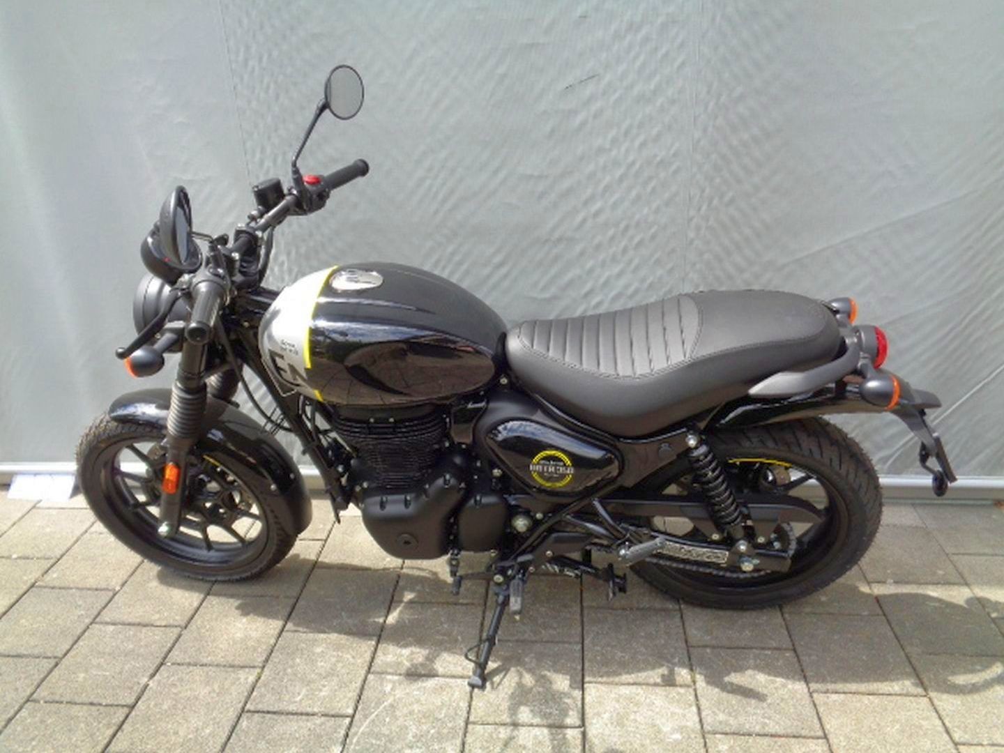ROYAL ENFIELD HNTR 350 E5-showroom-element-1