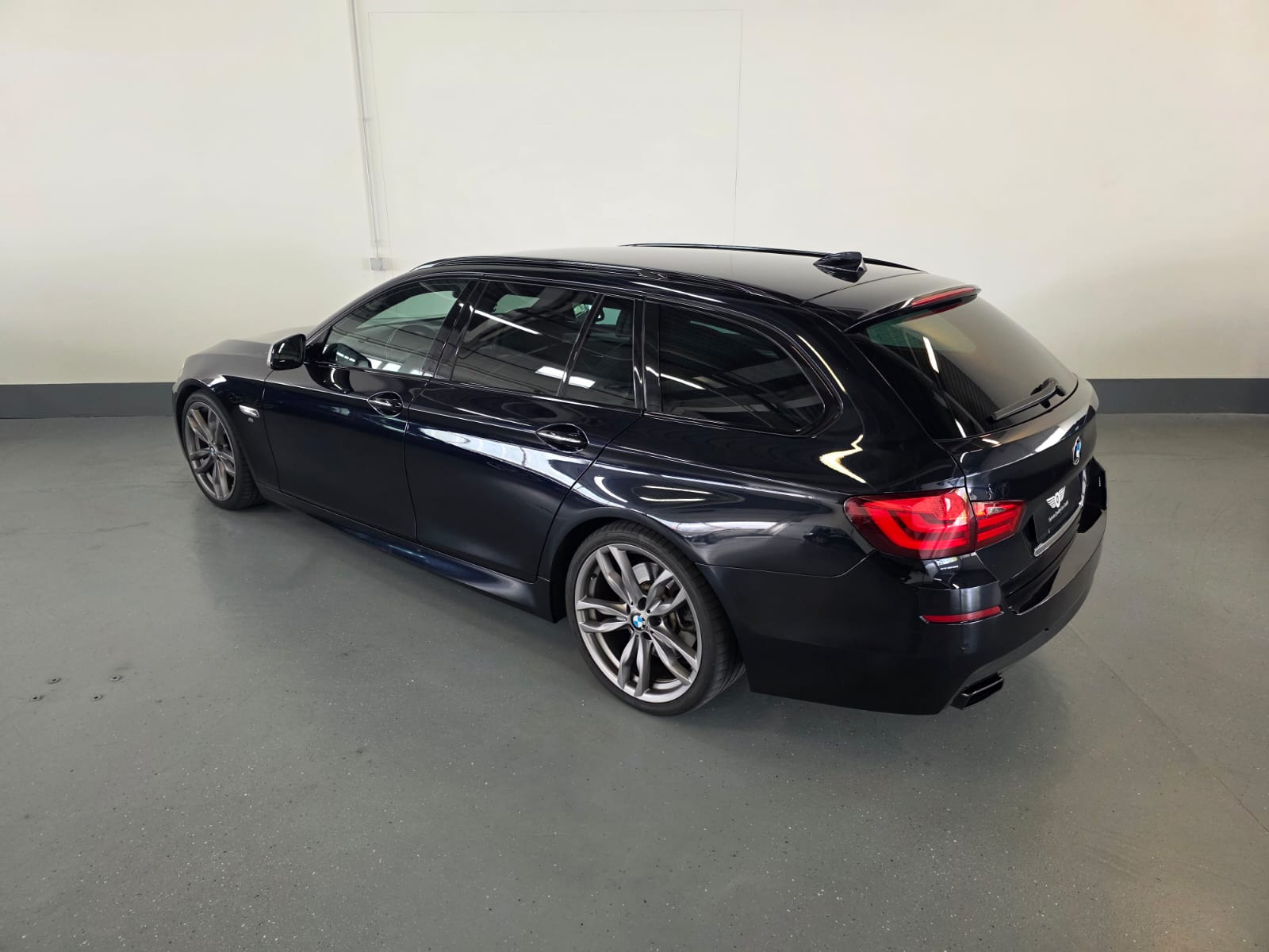 BMW M550d xDrive Touring Steptronic-image-13