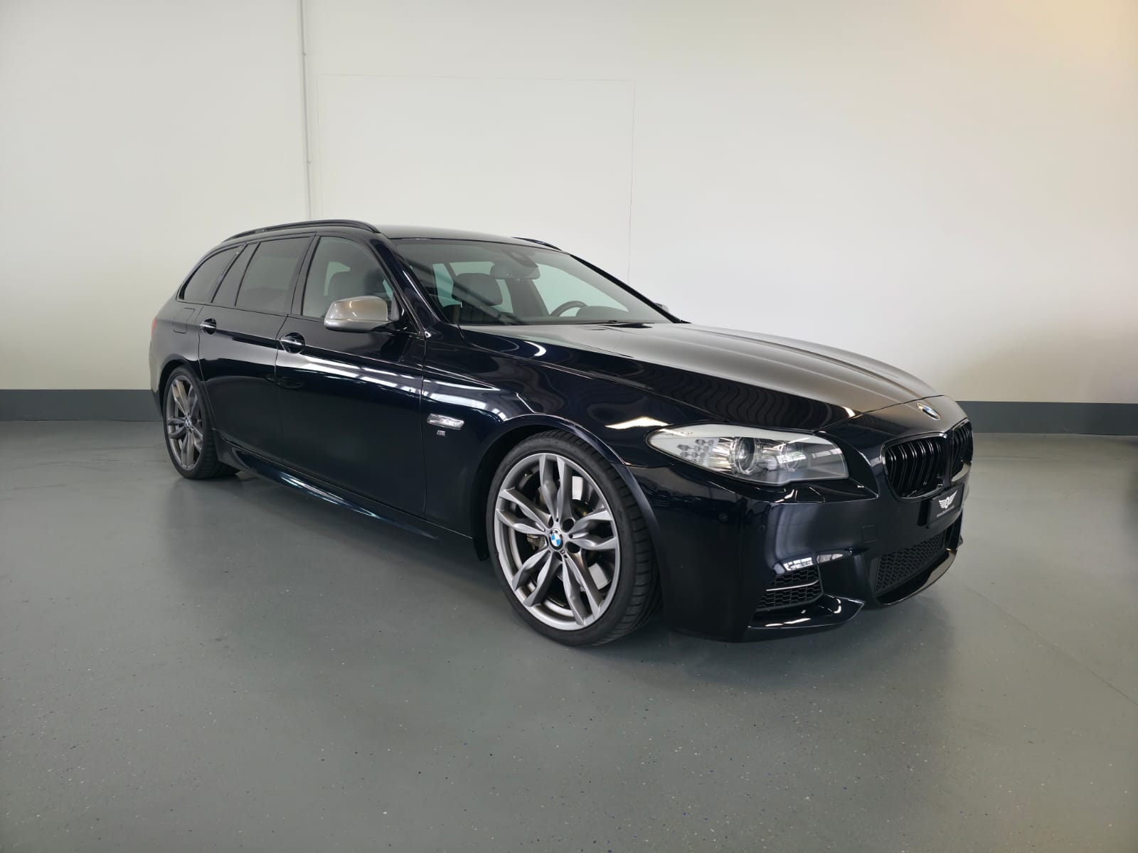 BMW M550d xDrive Touring Steptronic-image-2