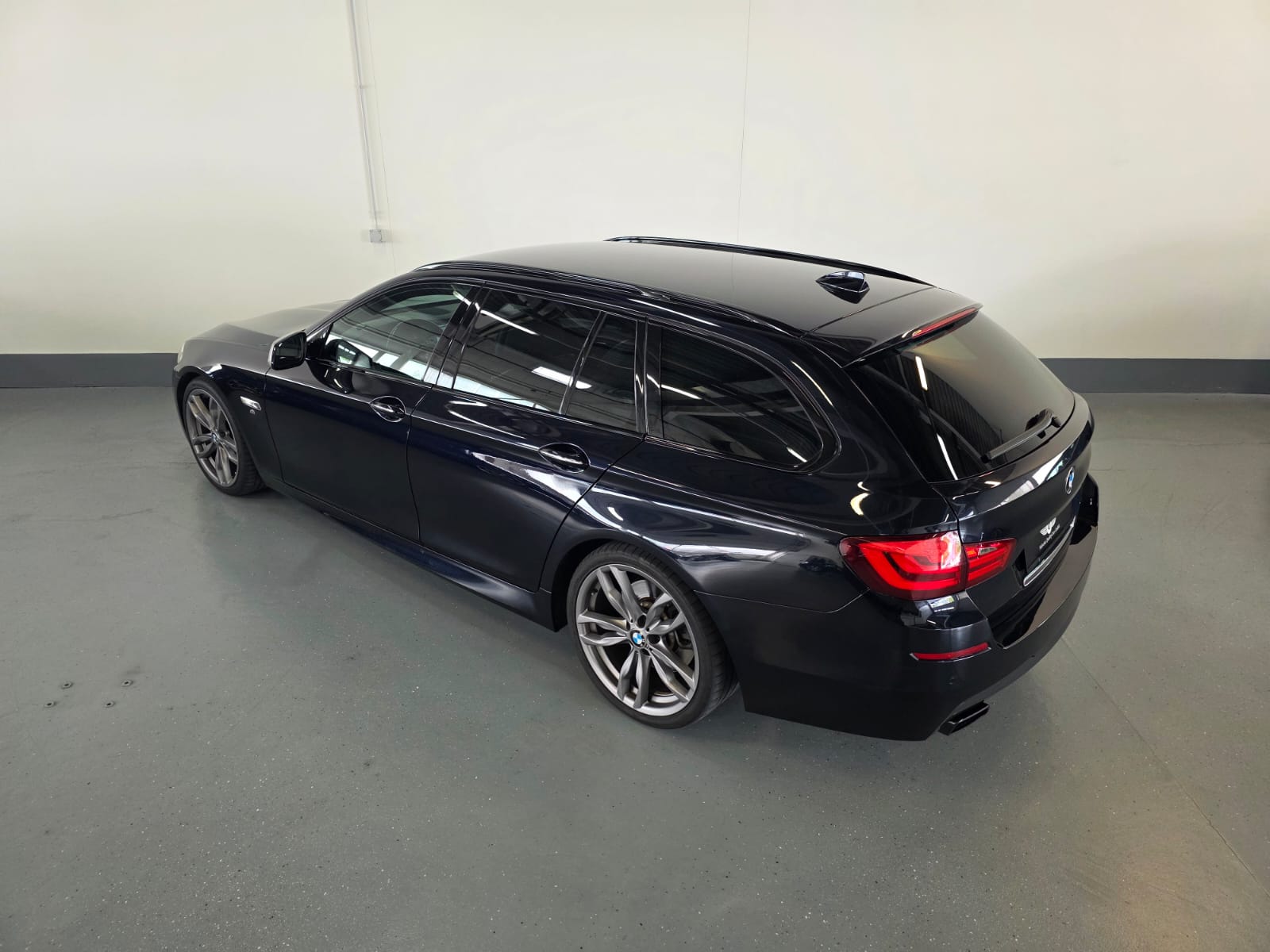 BMW M550d xDrive Touring Steptronic-image-12