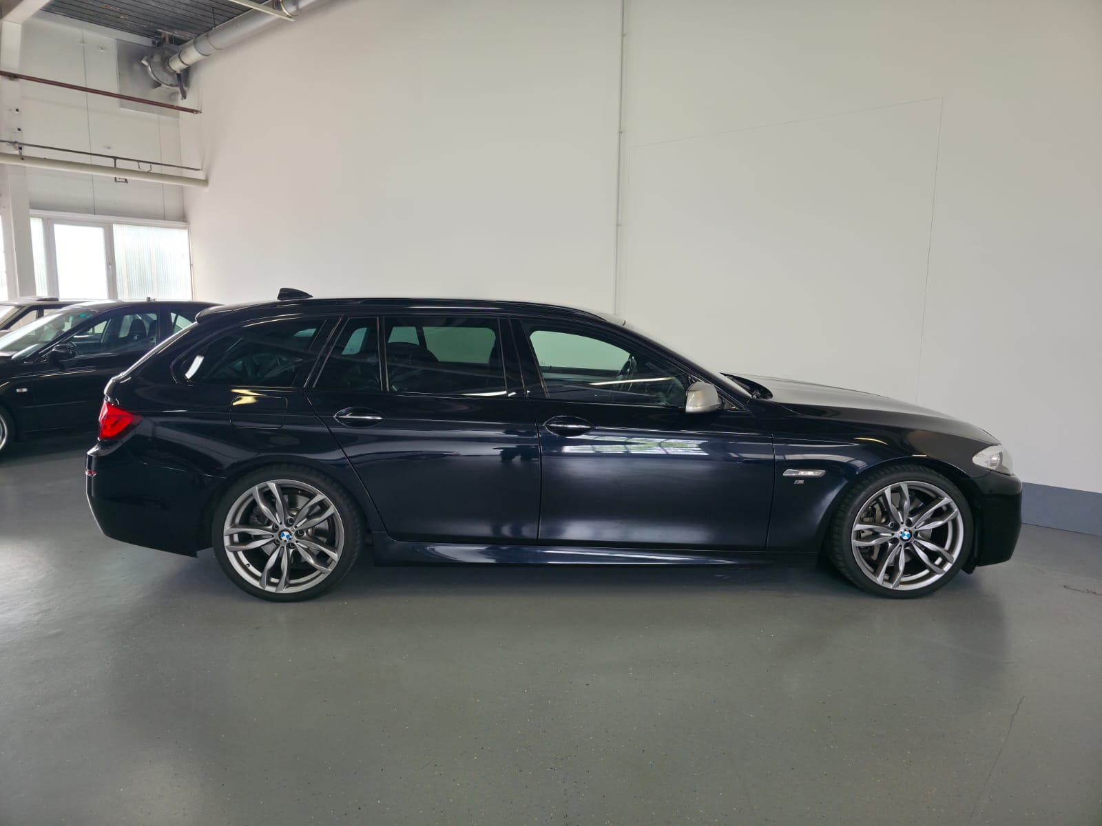 BMW M550d xDrive Touring Steptronic-image-7