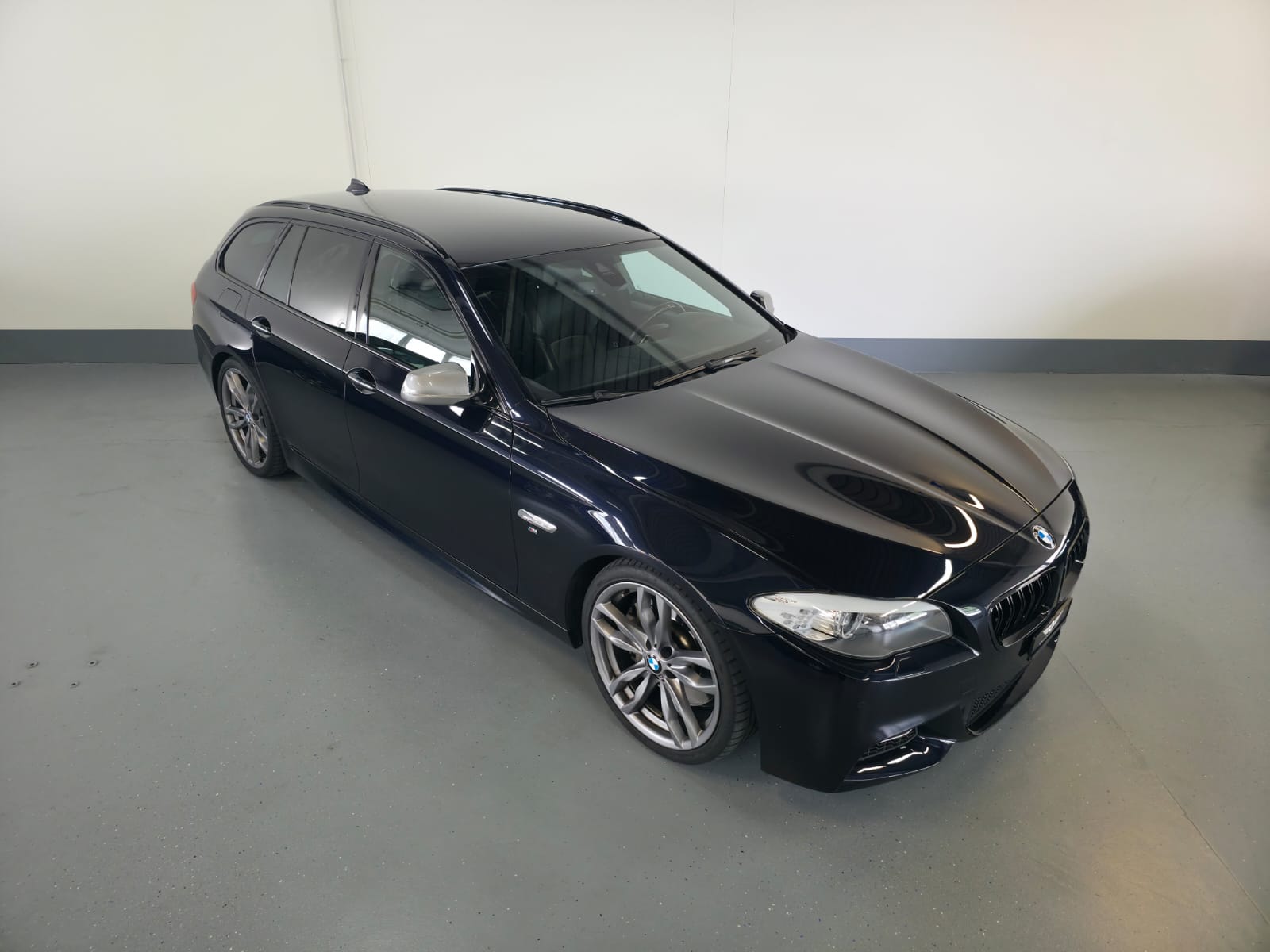 BMW M550d xDrive Touring Steptronic-image-0