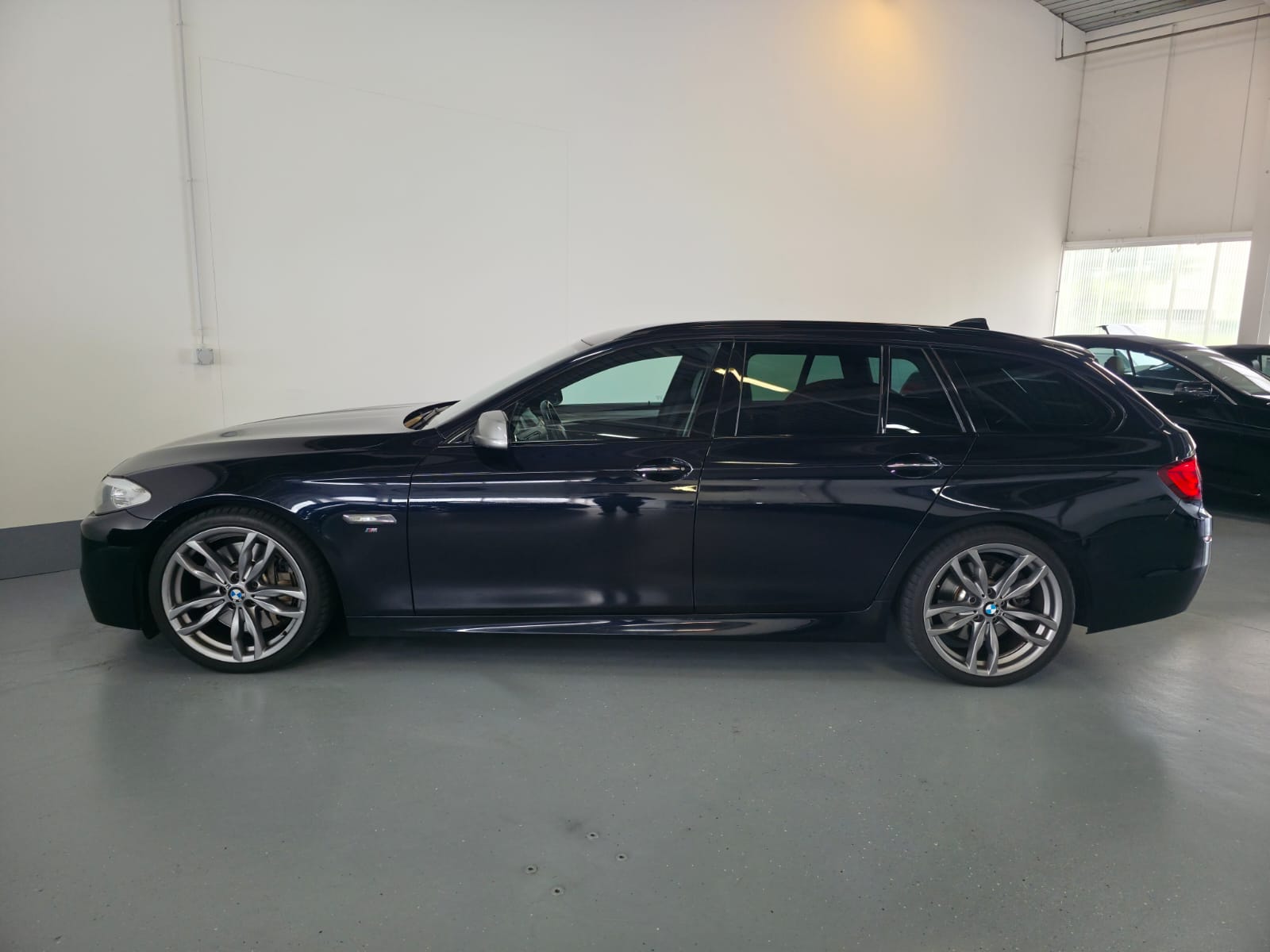 BMW M550d xDrive Touring Steptronic-image-6