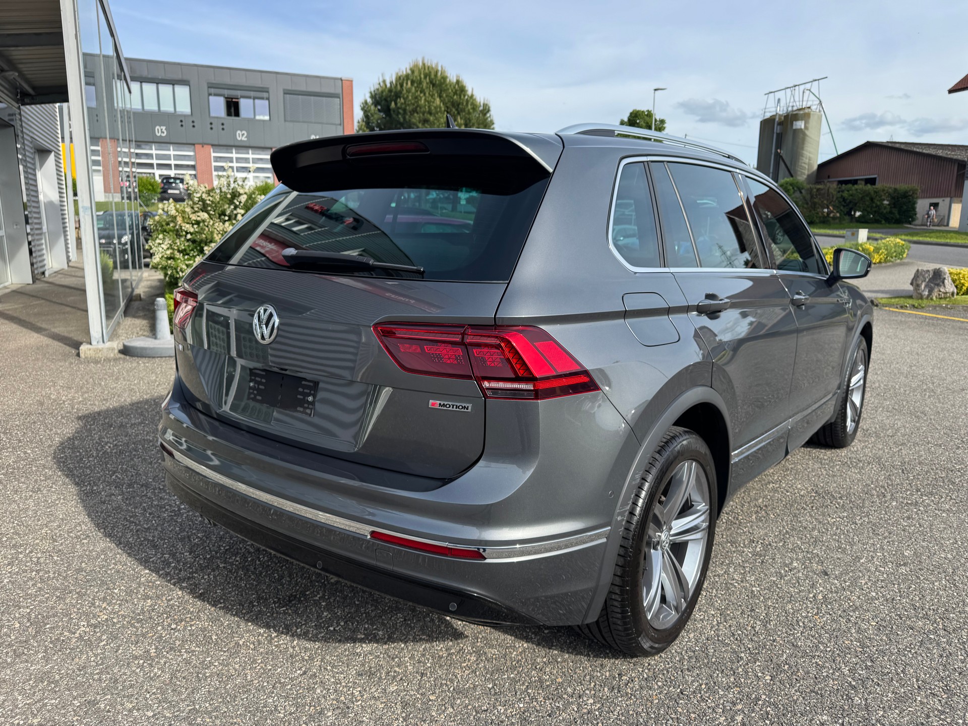 VW Tiguan 2.0TSI R-Line 4Motion DSG-image-2