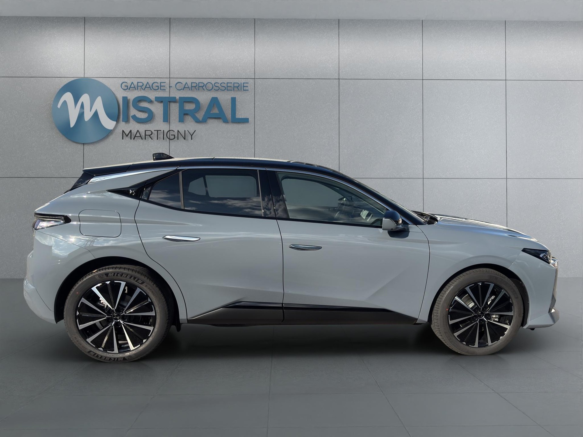 DS AUTOMOBILES No4 E-Tense Étoile Alcantara-showroom-element-1