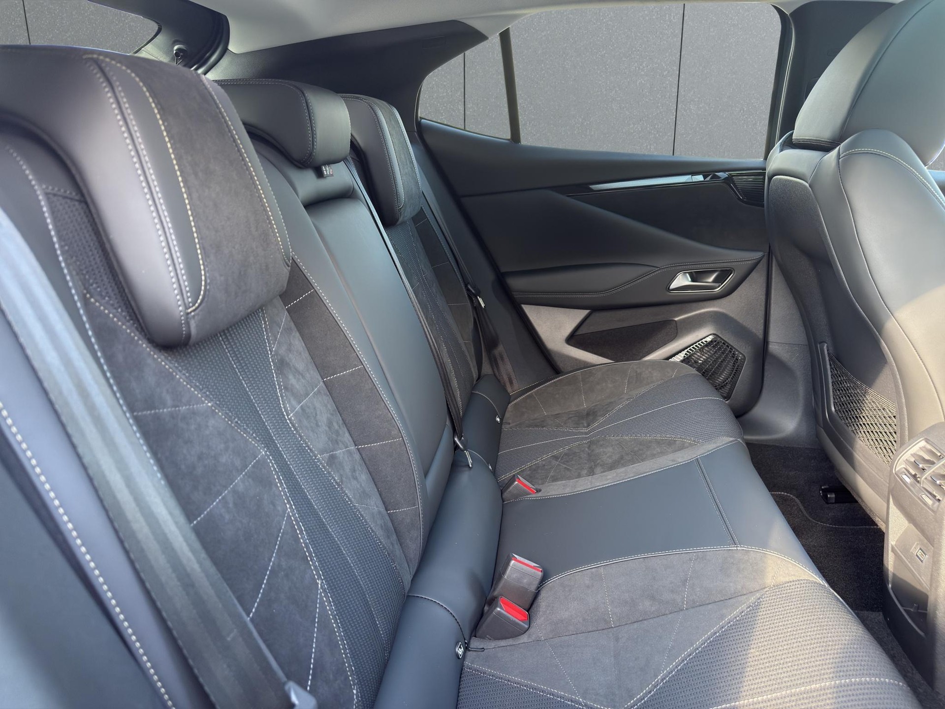 DS AUTOMOBILES No4 E-Tense Étoile Alcantara-image-18