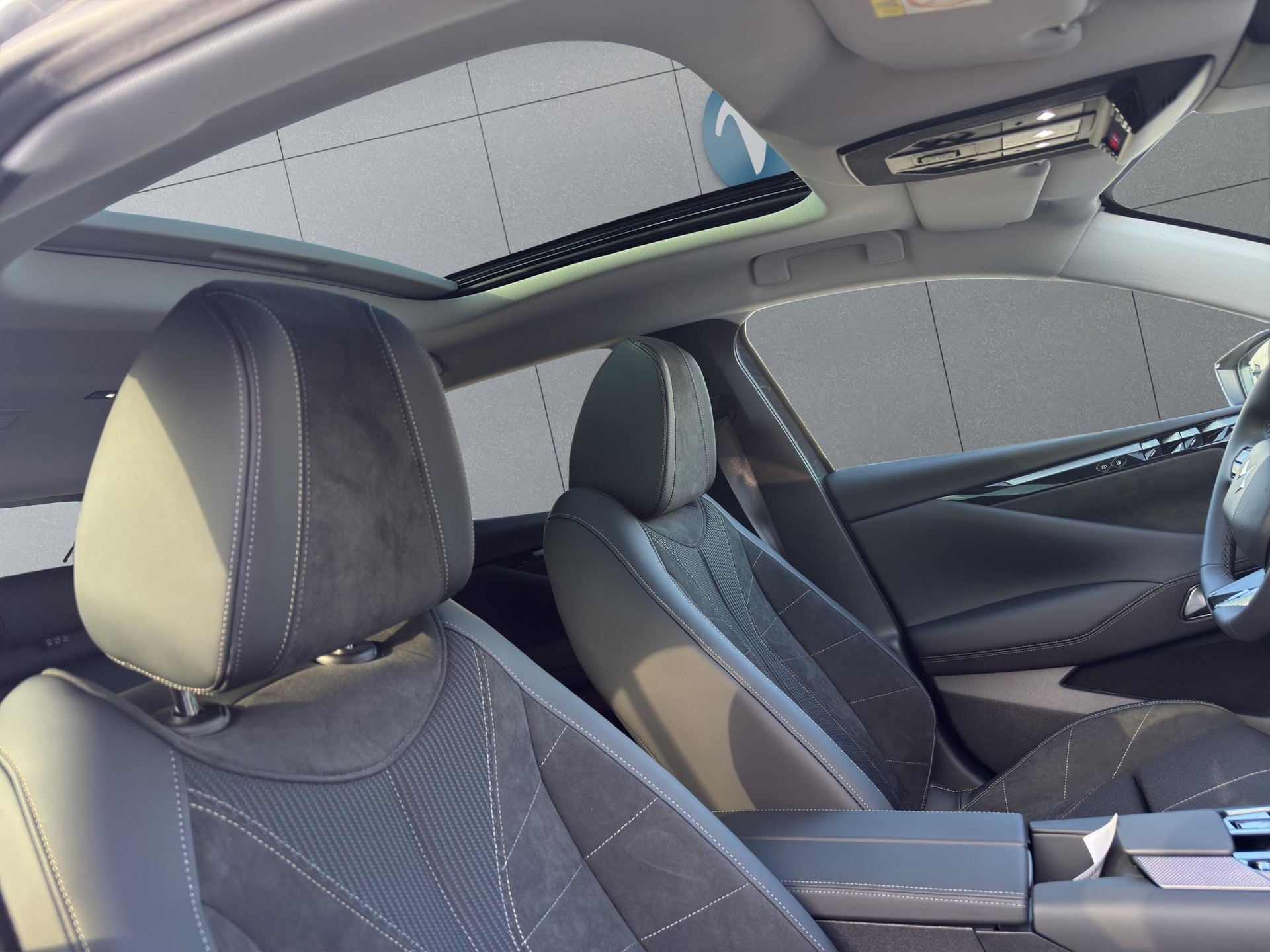 DS AUTOMOBILES No4 E-Tense Étoile Alcantara-image-9