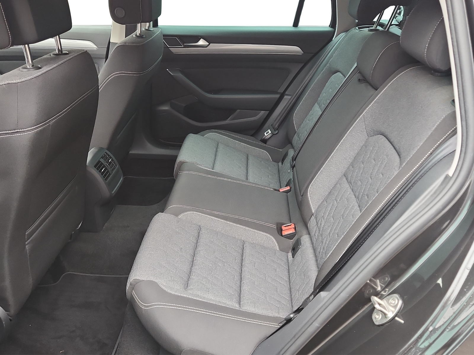 VW Passat Variant 1.5 TSI EVO Business DSG-image-13