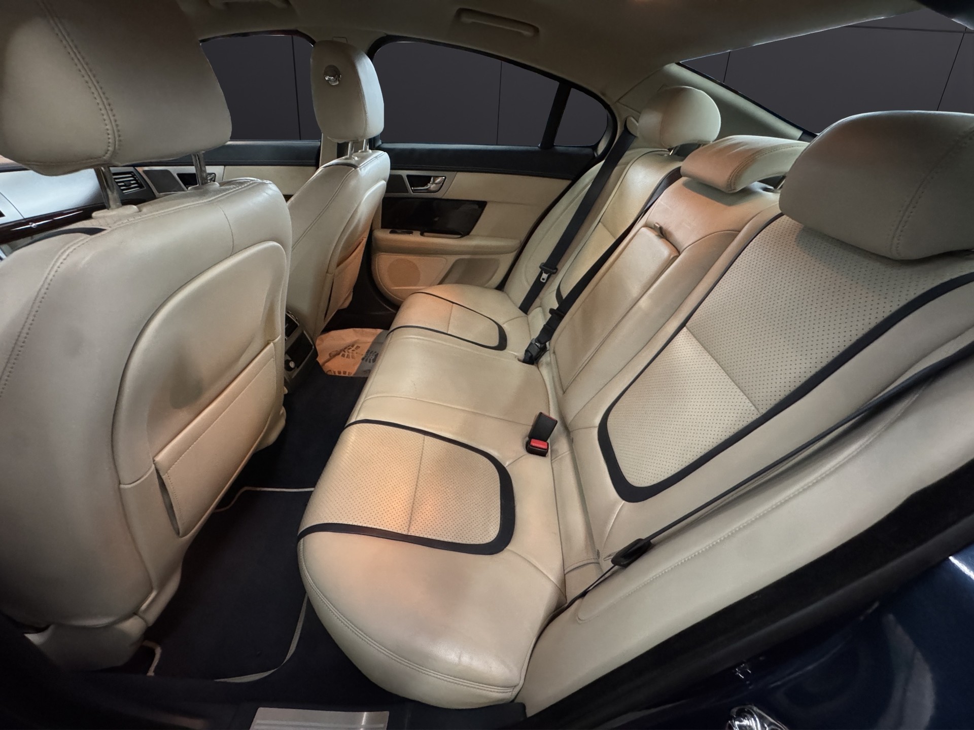 JAGUAR XF 5.0 V8-image-10