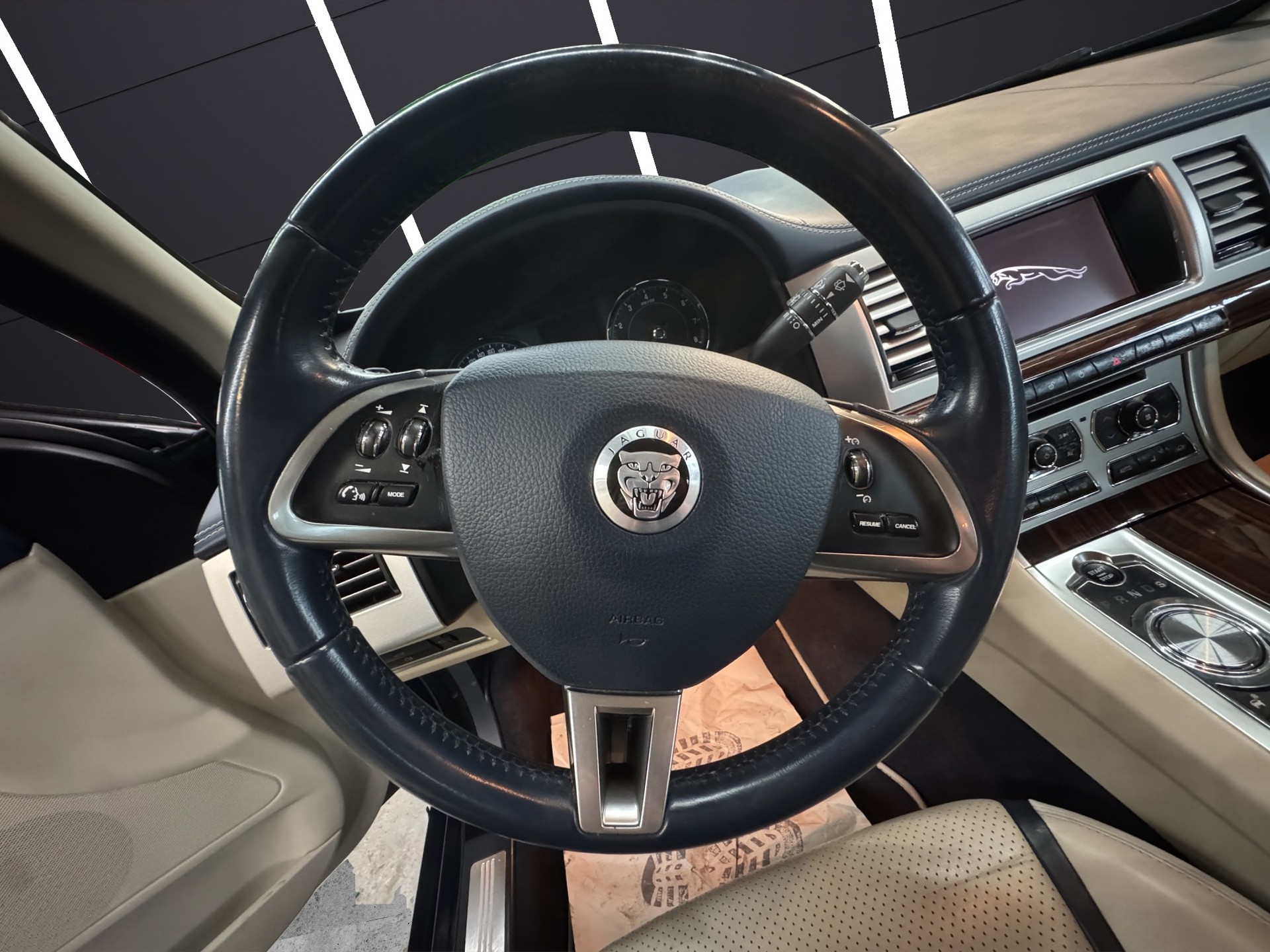 JAGUAR XF 5.0 V8-image-8