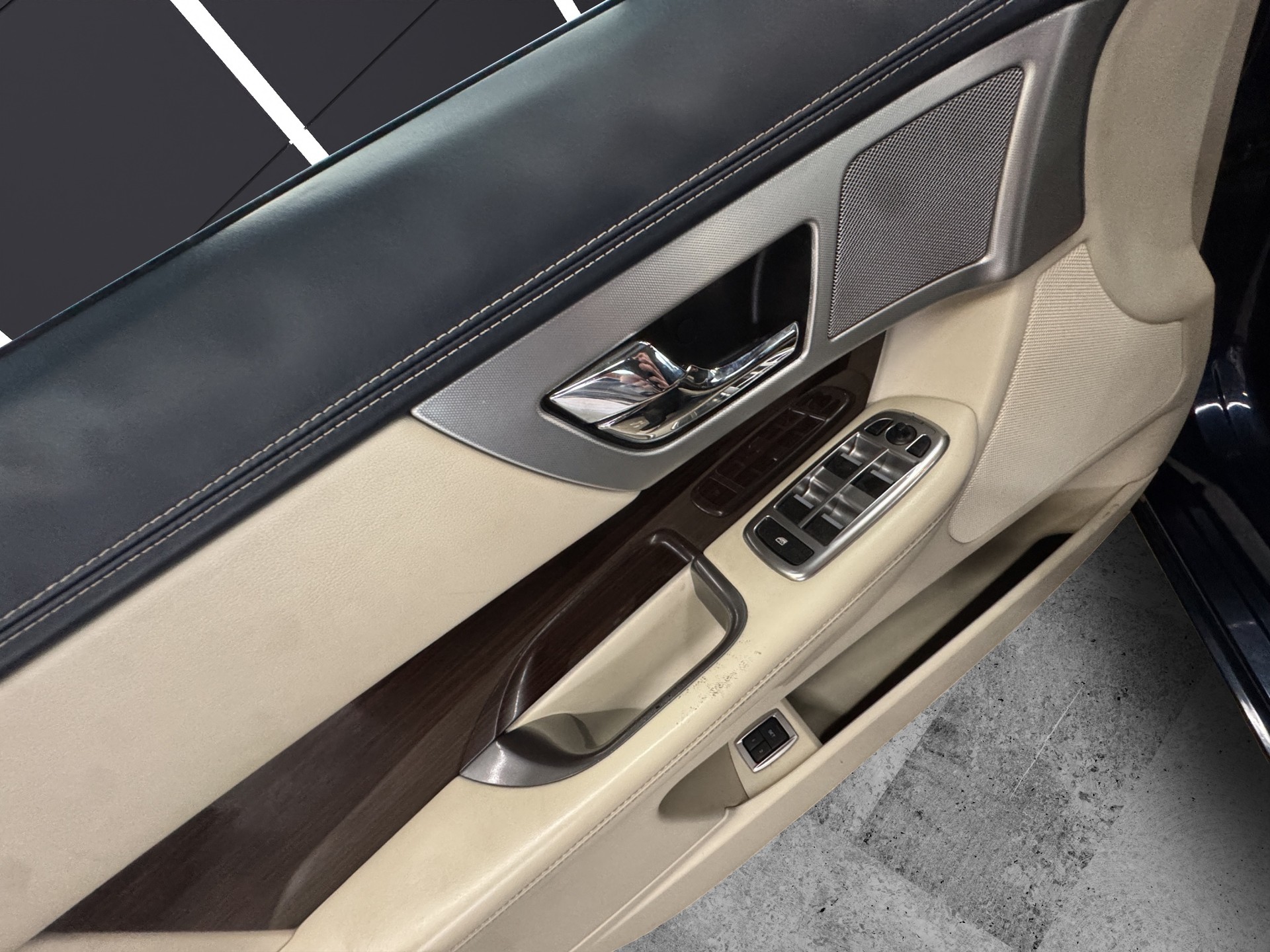 JAGUAR XF 5.0 V8-image-9