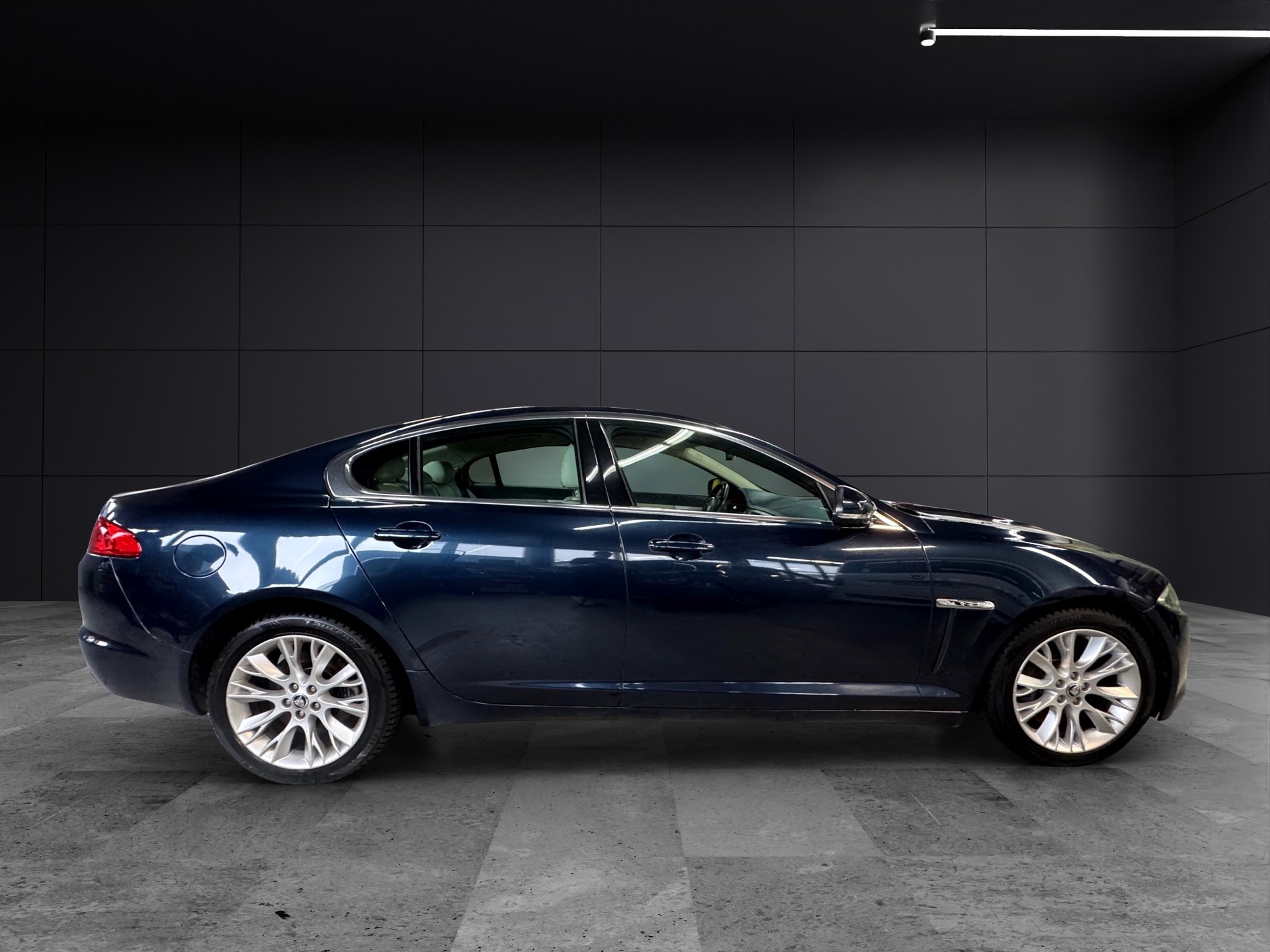 JAGUAR XF 5.0 V8-image-6
