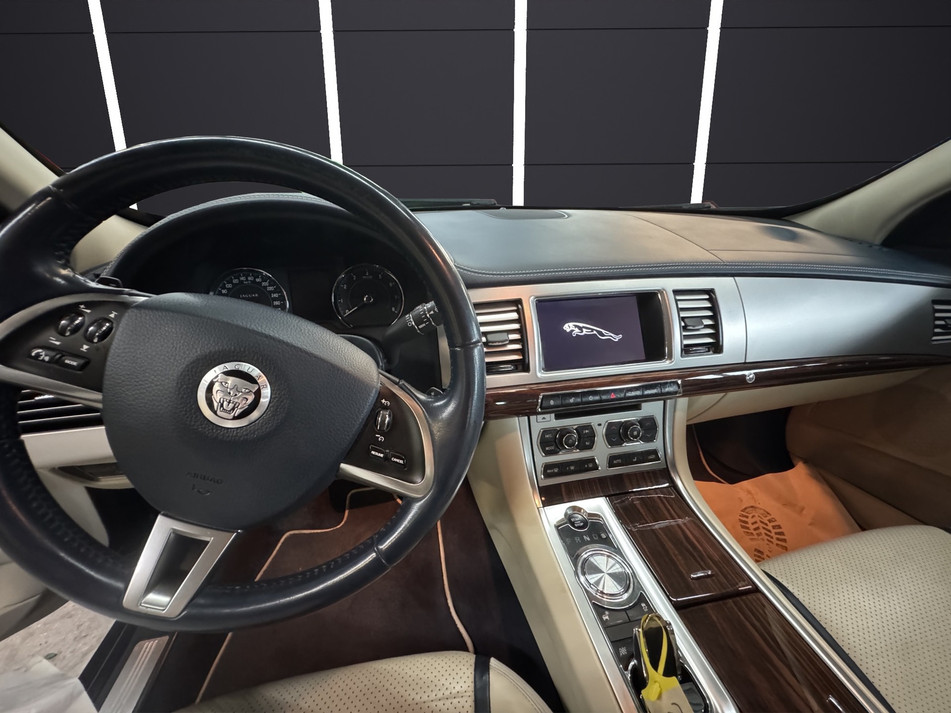 JAGUAR XF 5.0 V8-image-11