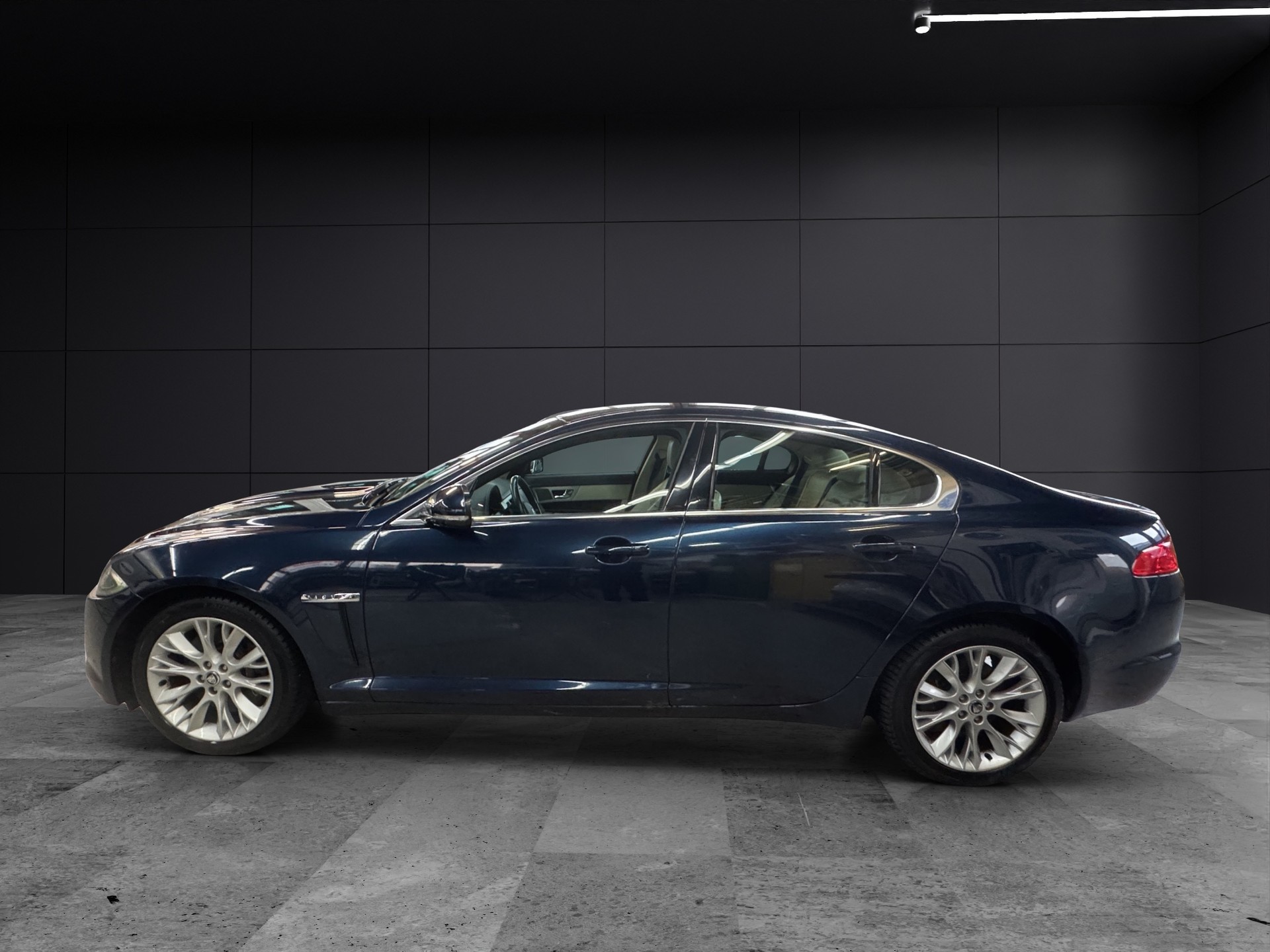 JAGUAR XF 5.0 V8-image-2
