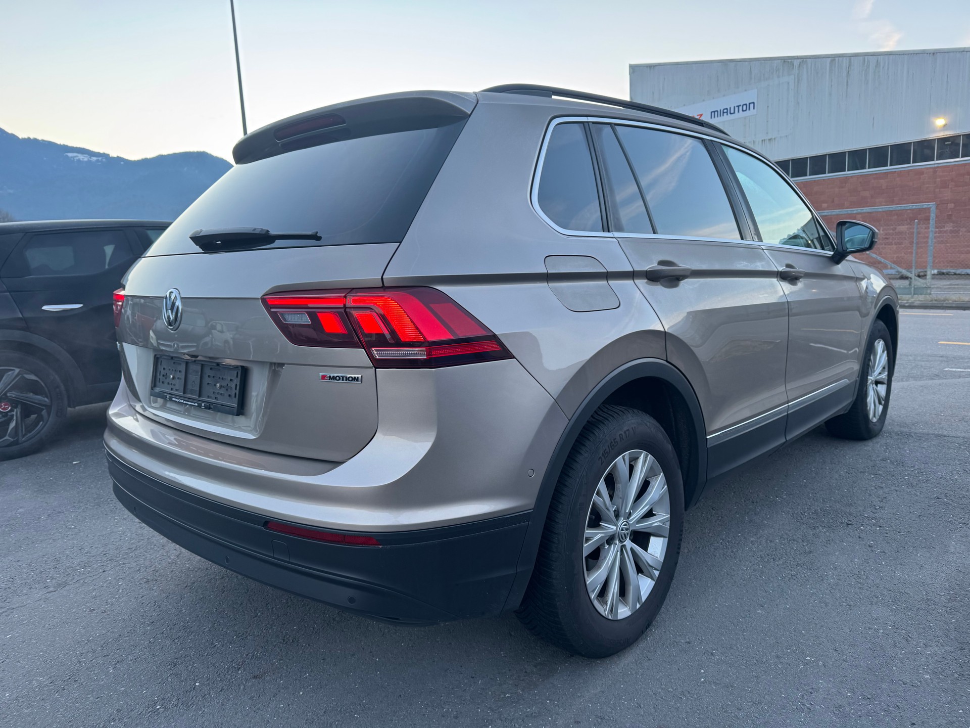 VW Tiguan 2.0 TDI SCR Comfortline 4Motion DSG-image-3