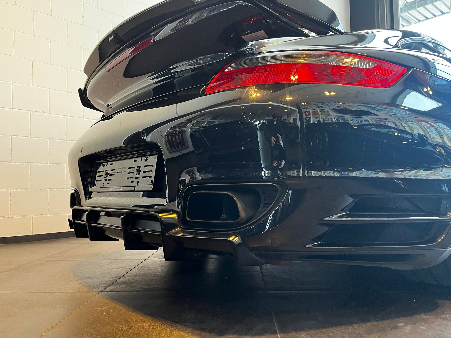 PORSCHE 911 Turbo-image-24