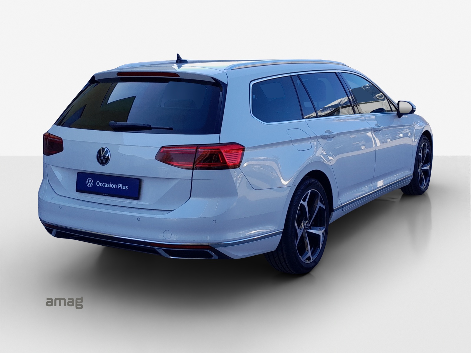 VW Passat Variant 2.0 TSI Elegance 4Motion DSG-image-4