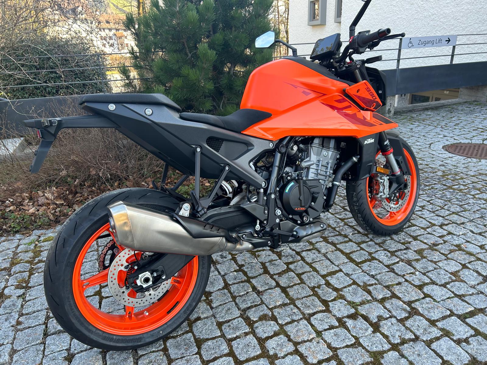 KTM 990 Duke-image-2