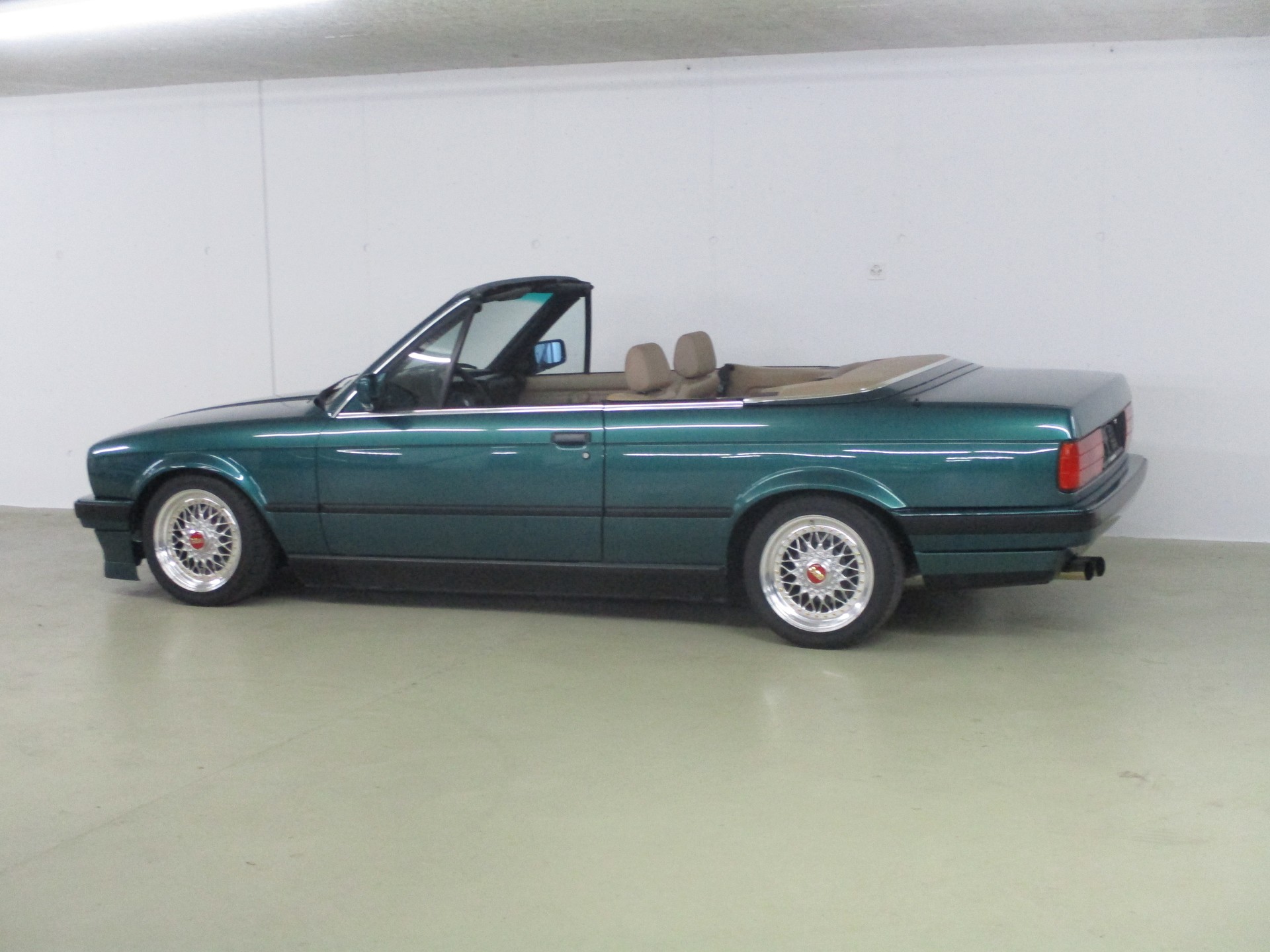 BMW 325i Cabrio-image-2