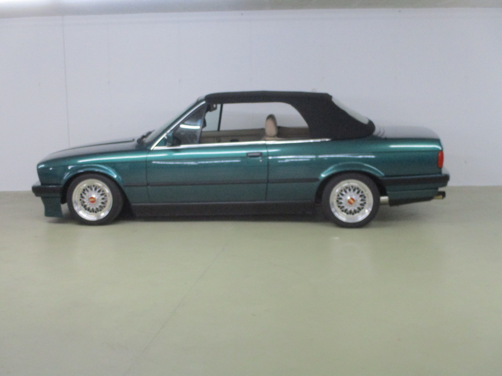 BMW 325i Cabrio-image-12