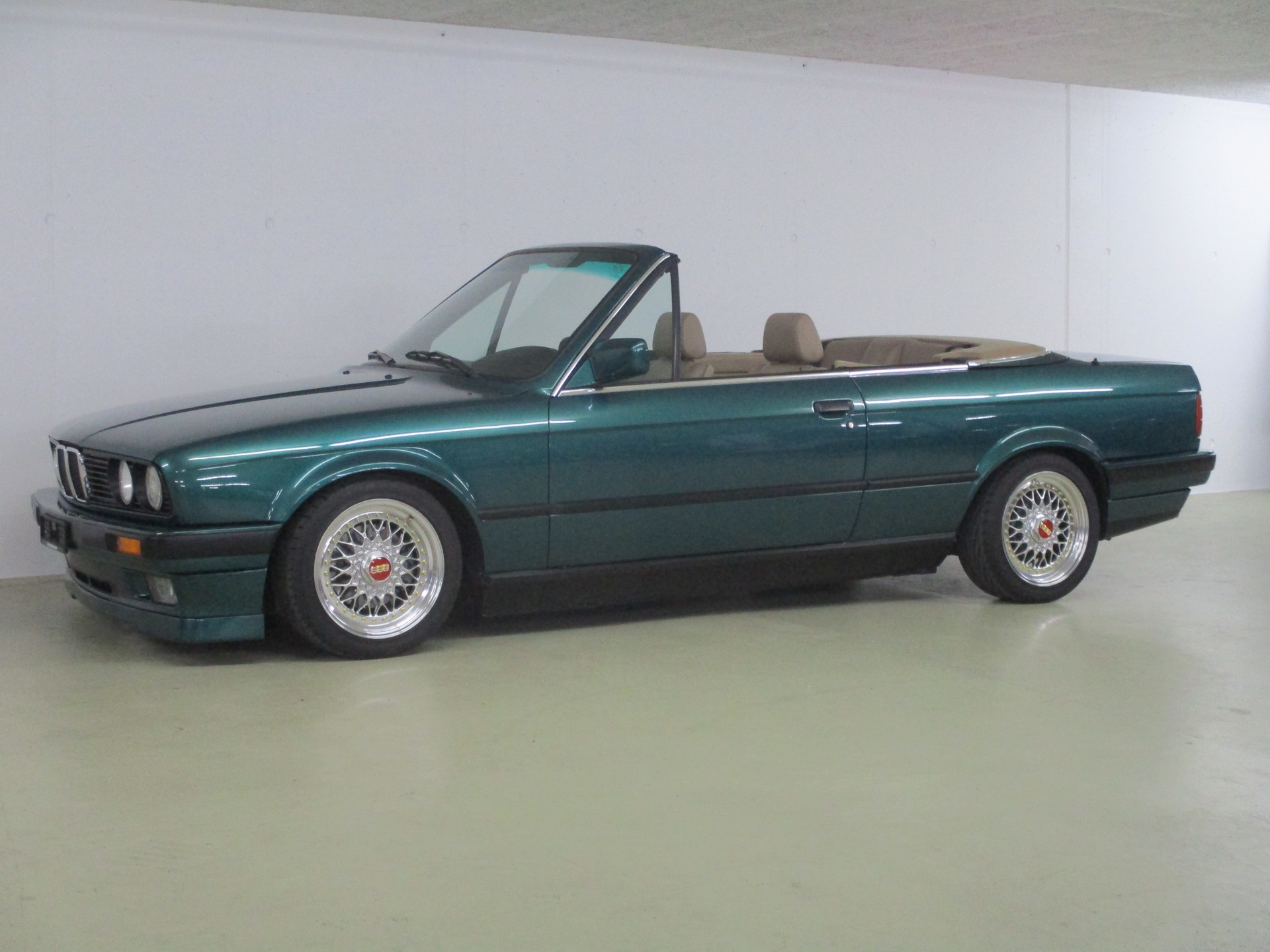 BMW 325i Cabrio-image-3