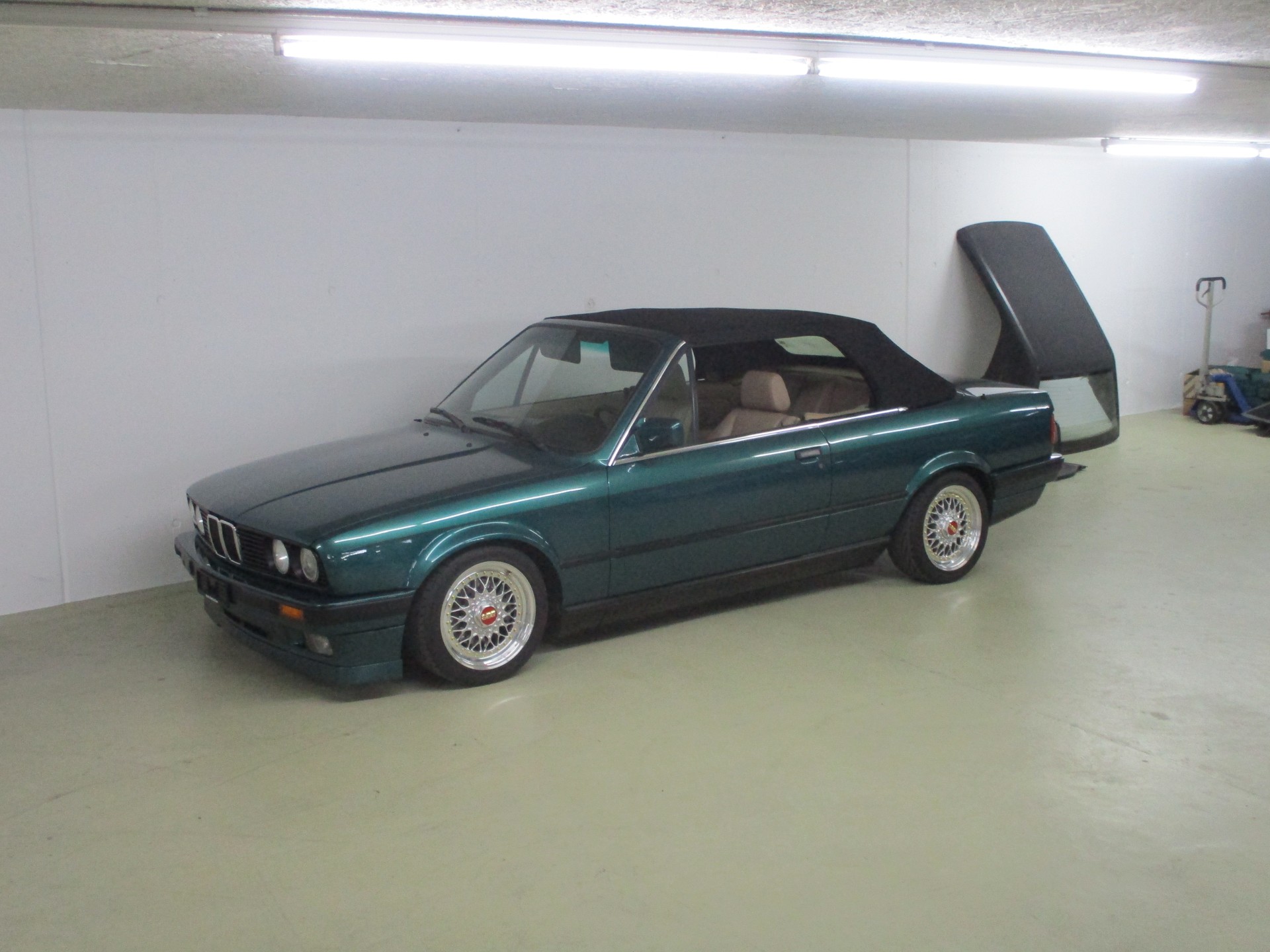 BMW 325i Cabrio-image-11
