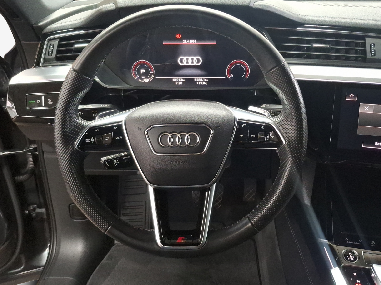 AUDI e-tron 55 S Line Black Edition quattro-image-10